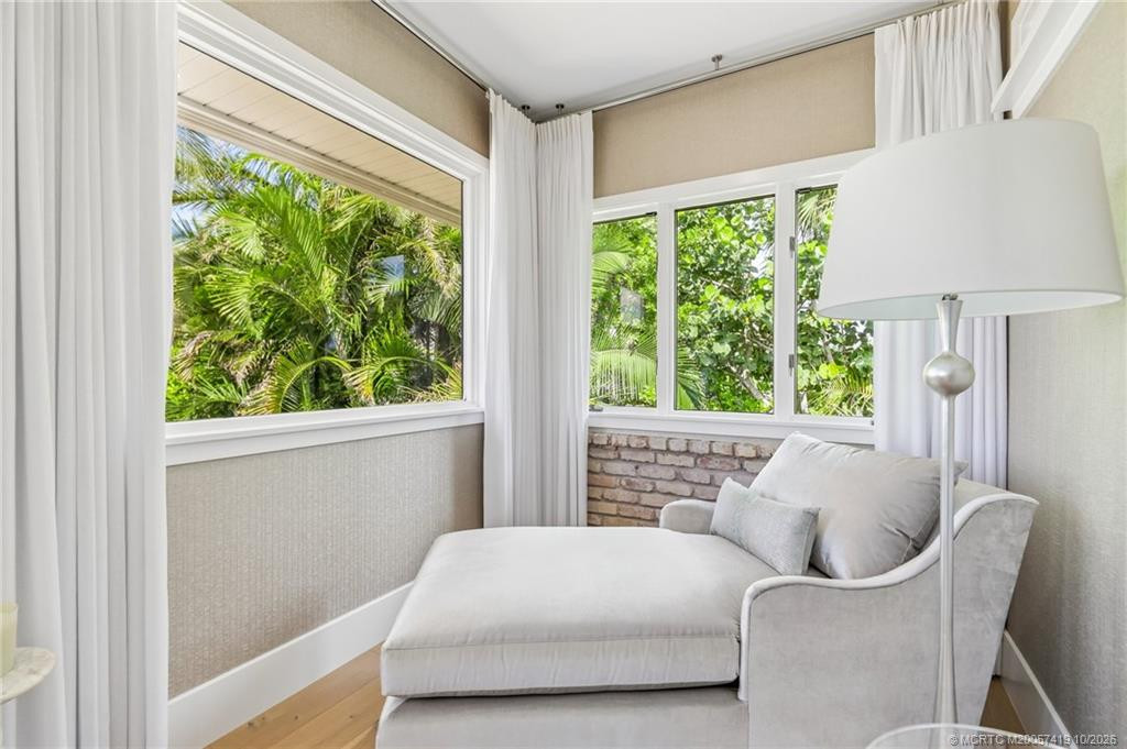 Owner's suite reading retreat