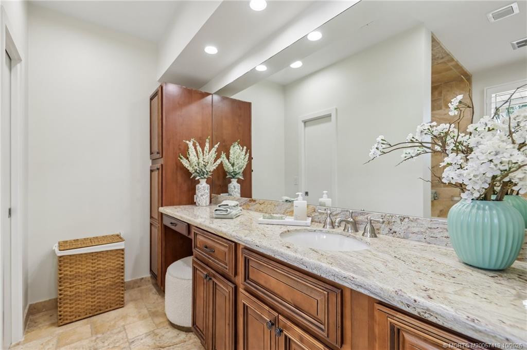 Guest suite 2 ensuite bath
