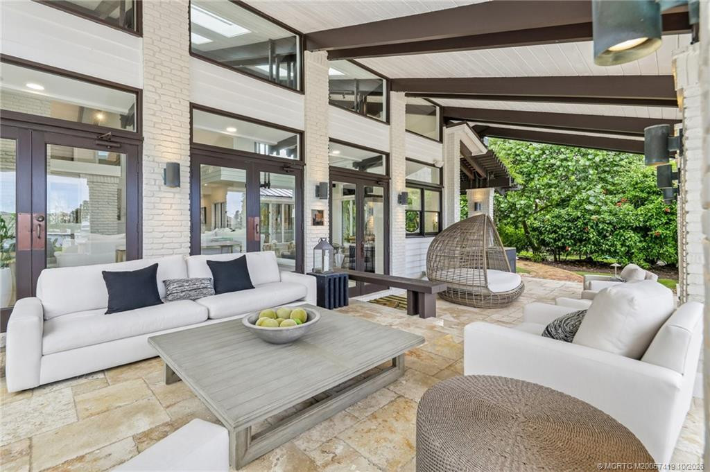 An inviting outdoor living room