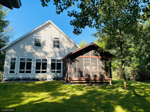 706 6th Avenue NE, Roseau, MN 56751