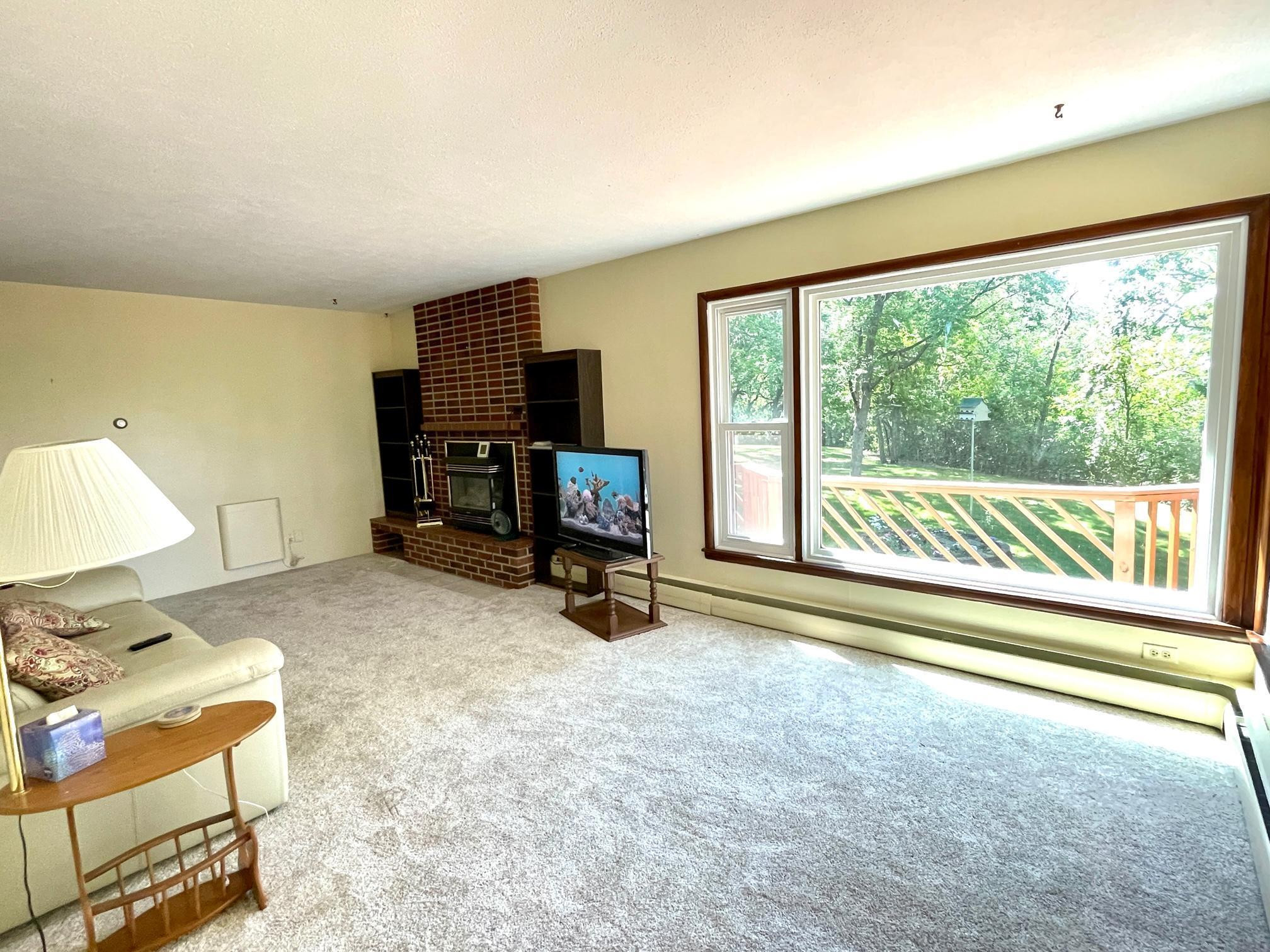 4-Living room with gas fireplace (2).jpg