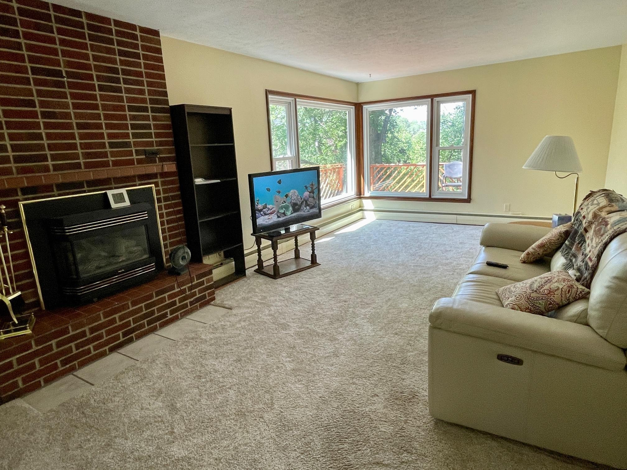4-Living room with gas fireplace (1).jpg