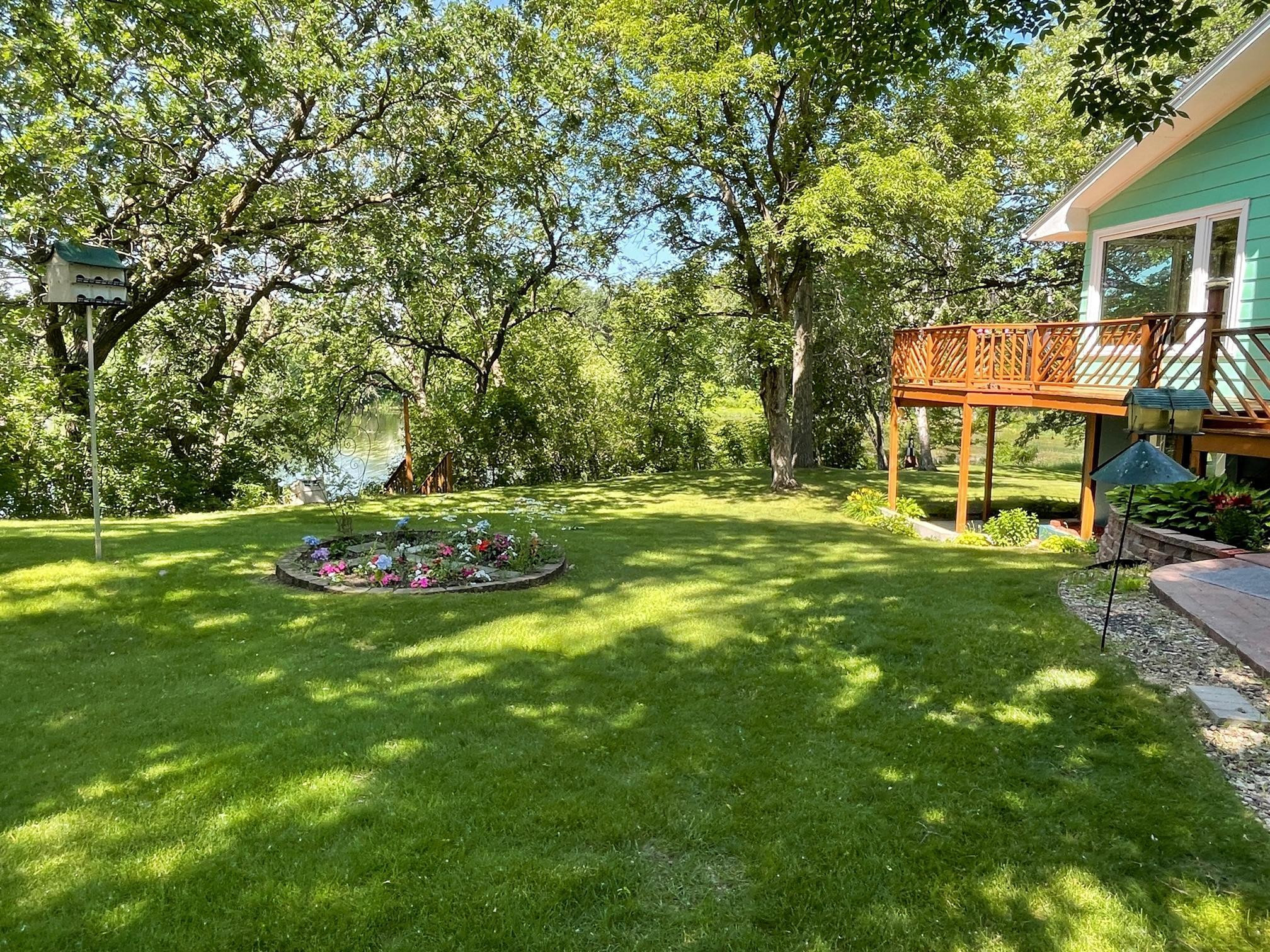3-Beautiful park-like yard (3).JPG