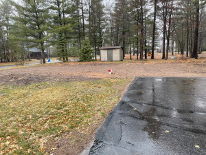 The asphalt drive has a turnaround spot as well