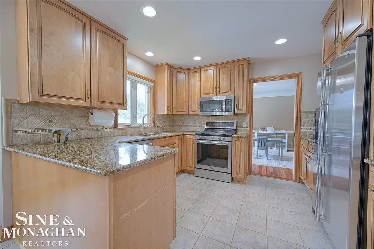 559 Briarcliff, Grosse Pointe Woods, MI 48236 — Photo 8