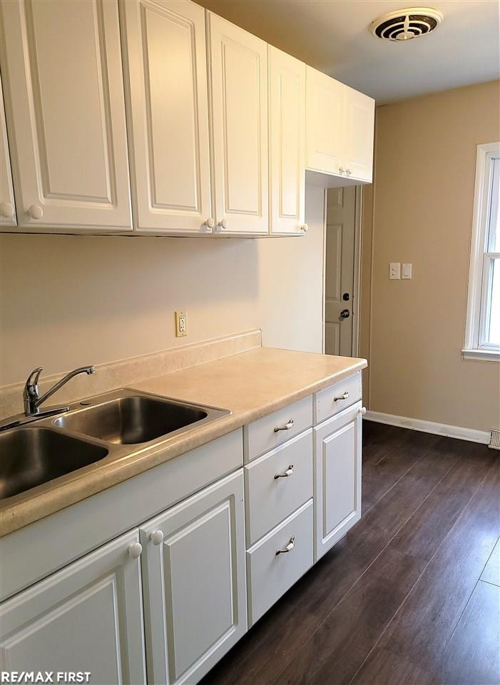 520 E Rowland Ave, Madison Heights, MI 48071 — Photo 5