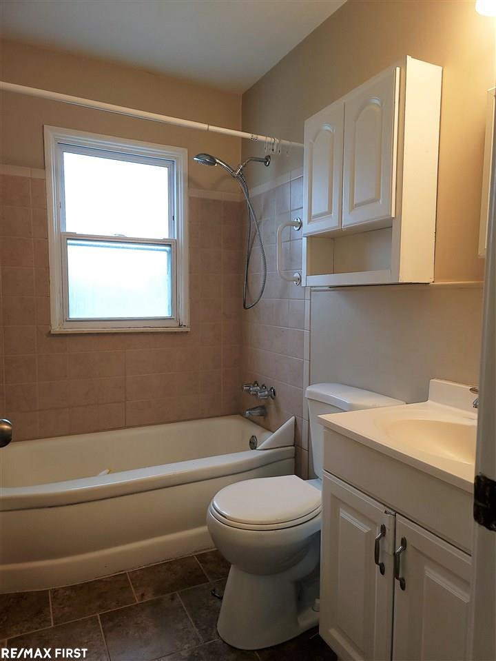 520 E Rowland Ave, Madison Heights, MI 48071 — Photo 8