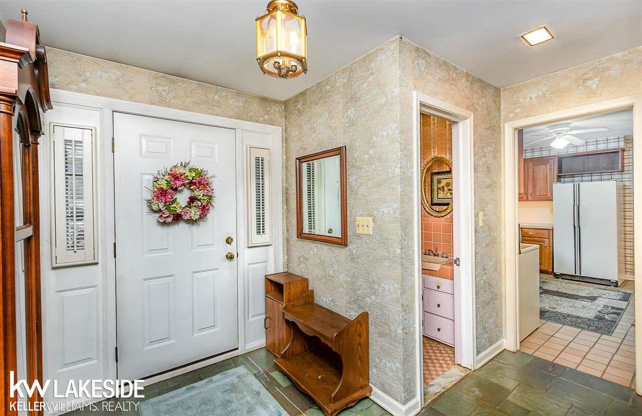 4494 Burnley Dr, MI 48304 — Photo 2