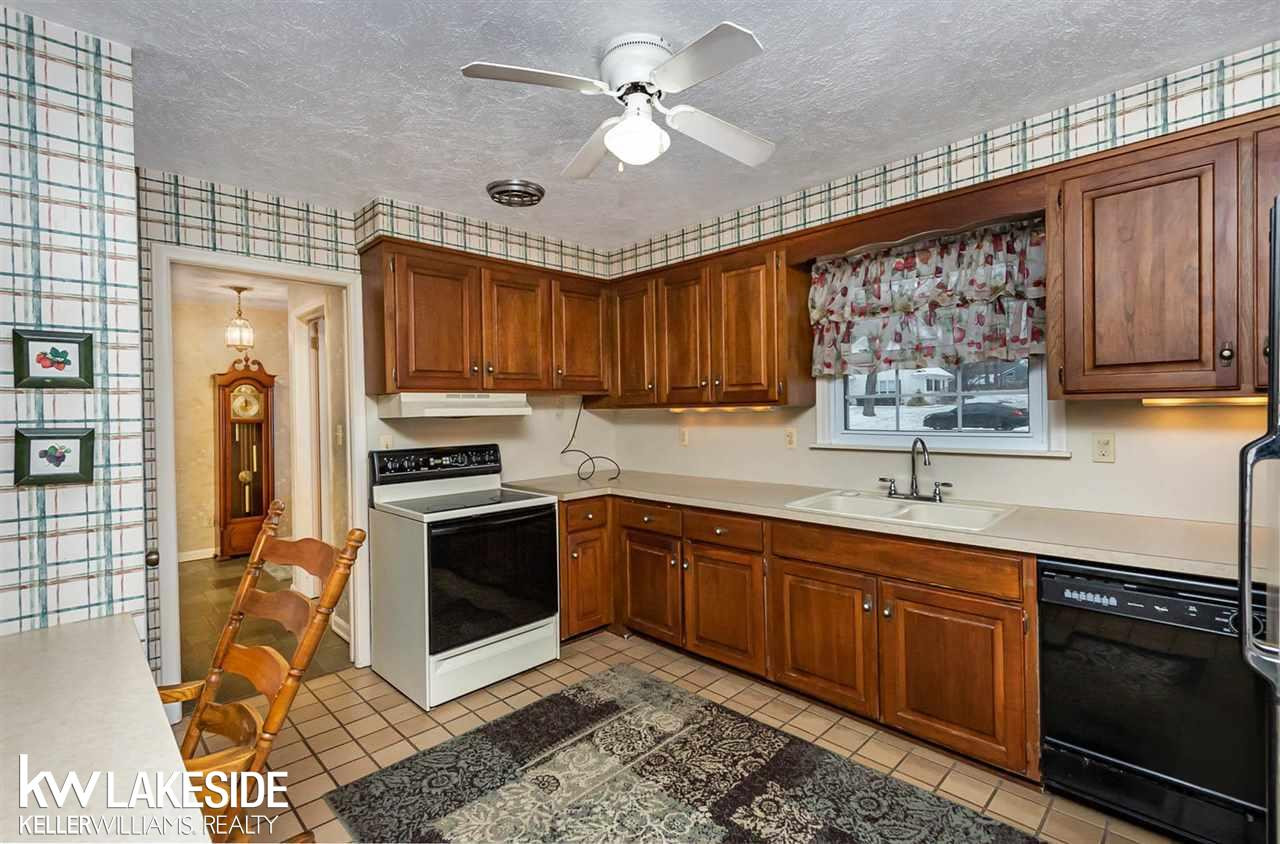 4494 Burnley Dr, MI 48304 — Photo 9