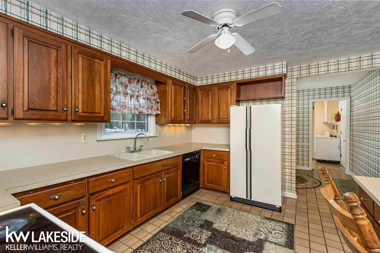 4494 Burnley Dr, MI 48304 — Photo 10