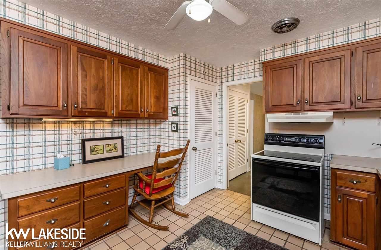 4494 Burnley Dr, MI 48304 — Photo 12