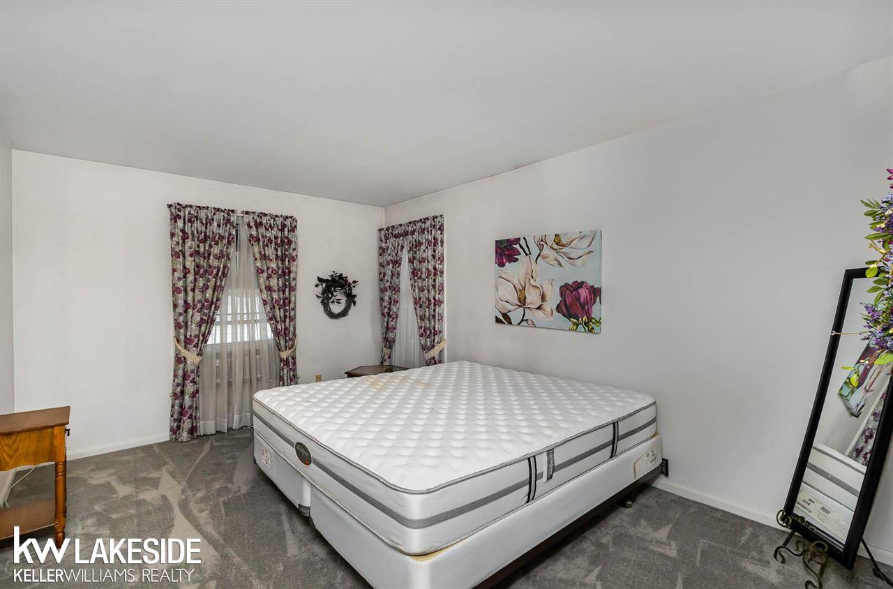 4494 Burnley Dr, MI 48304 — Photo 17