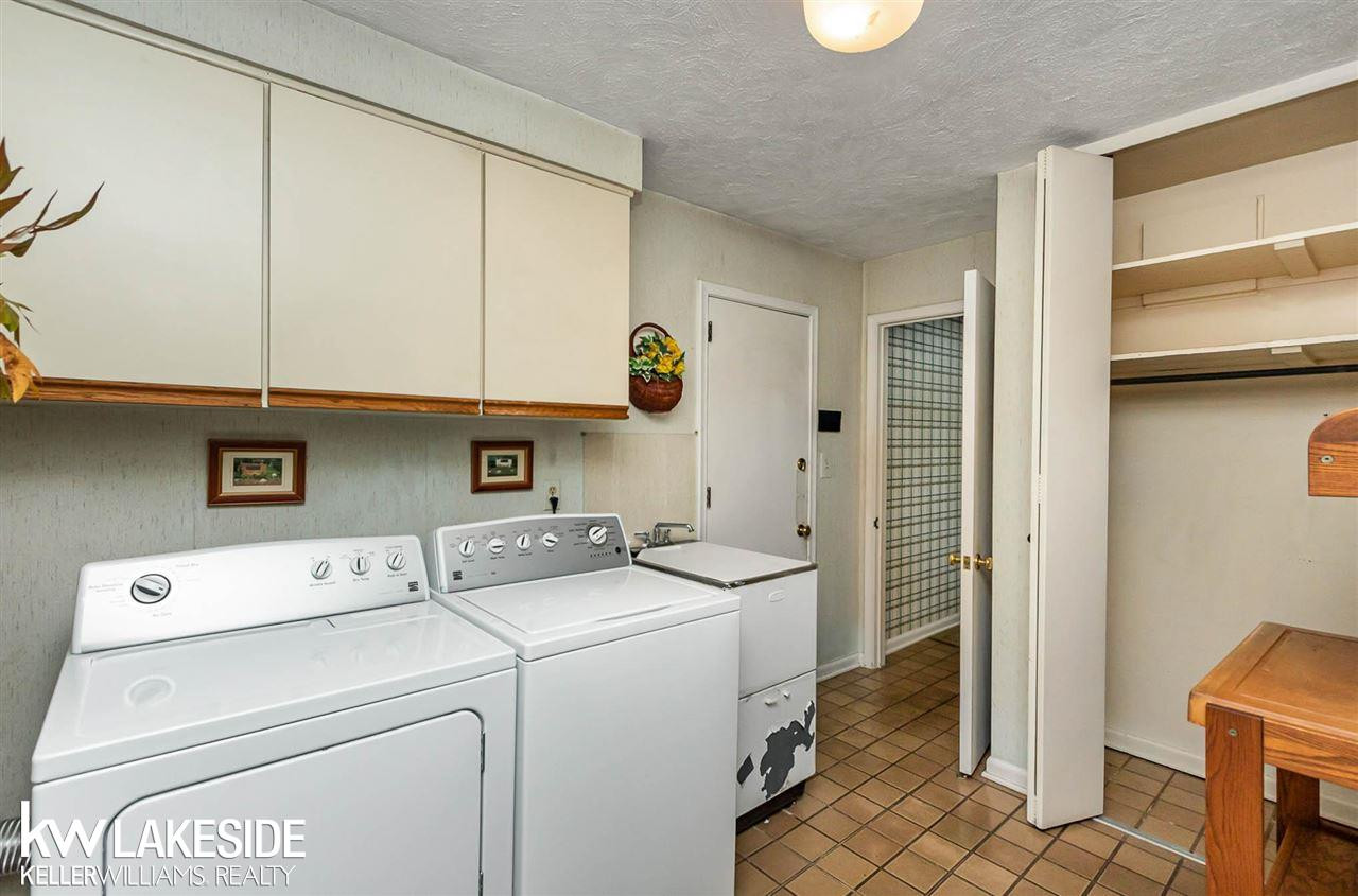 4494 Burnley Dr, MI 48304 — Photo 19