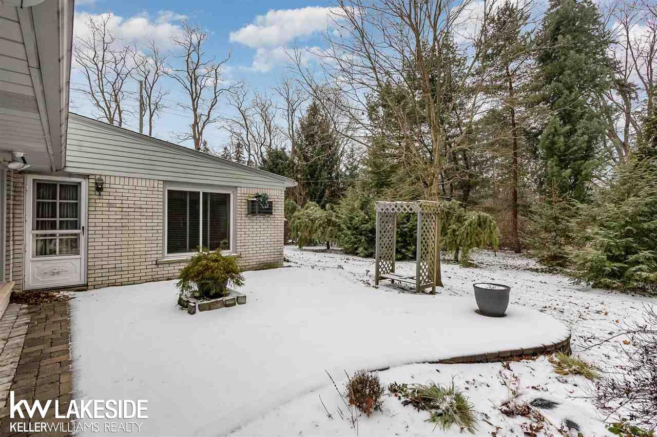 4494 Burnley Dr, MI 48304 — Photo 26