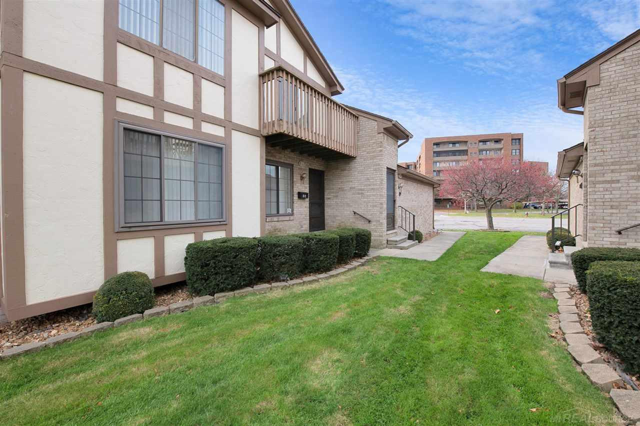 814 Country Club Dr, Saint Clair Shores, MI 48082 — Photo 2