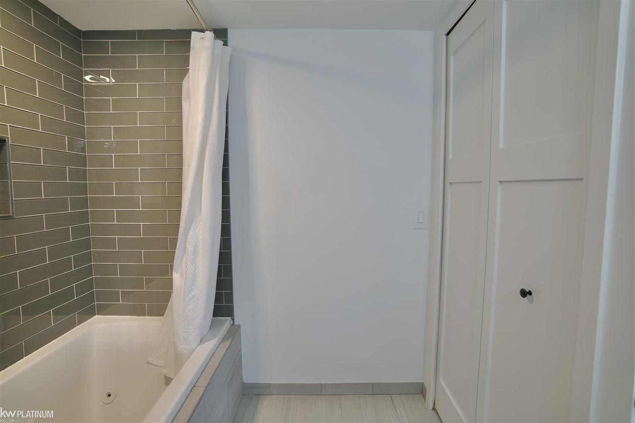 5385 Pointe Drive, MI — Photo 18