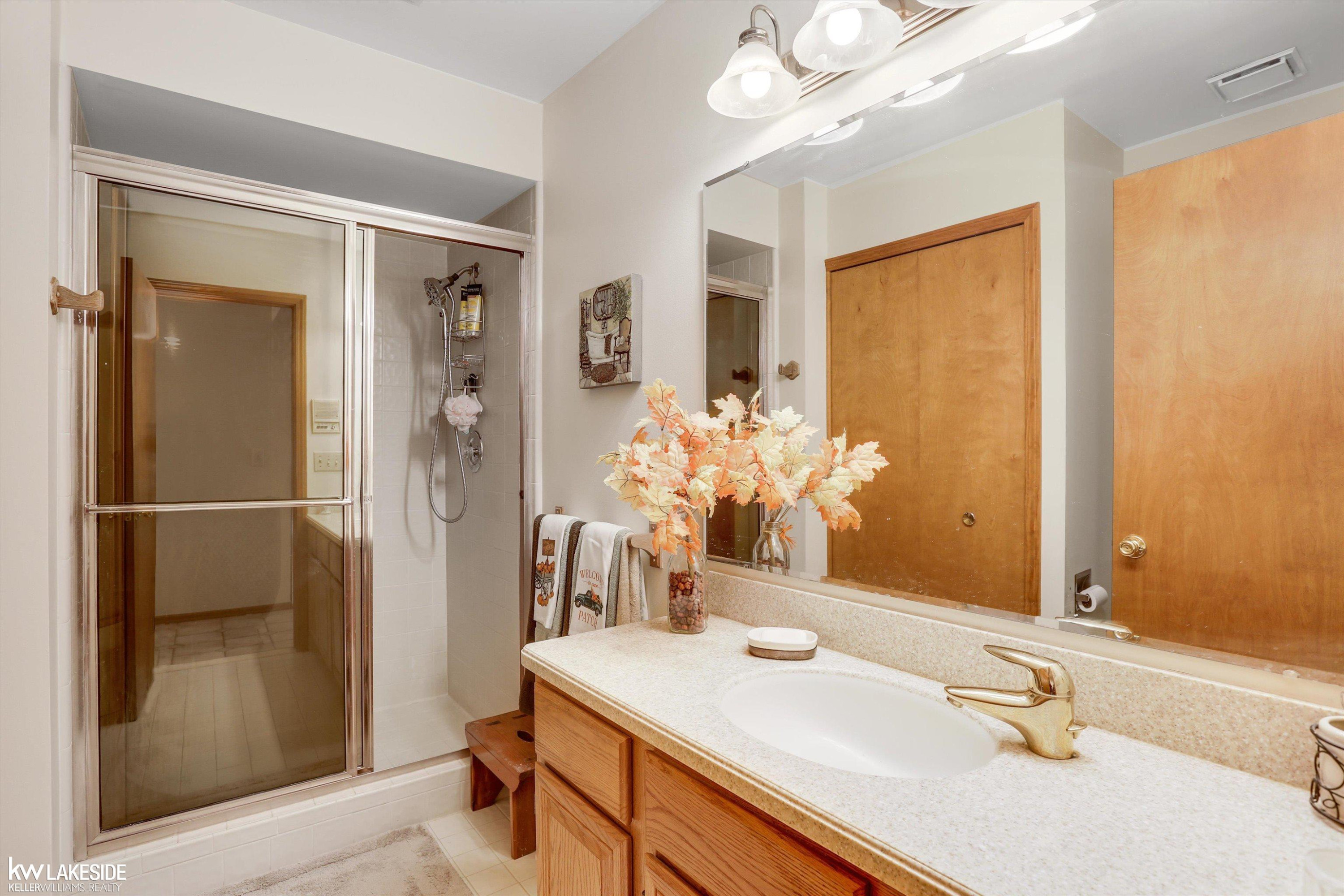 52941 Royal Forest Drive, Shelby Twp, MI 48315 — Photo 26