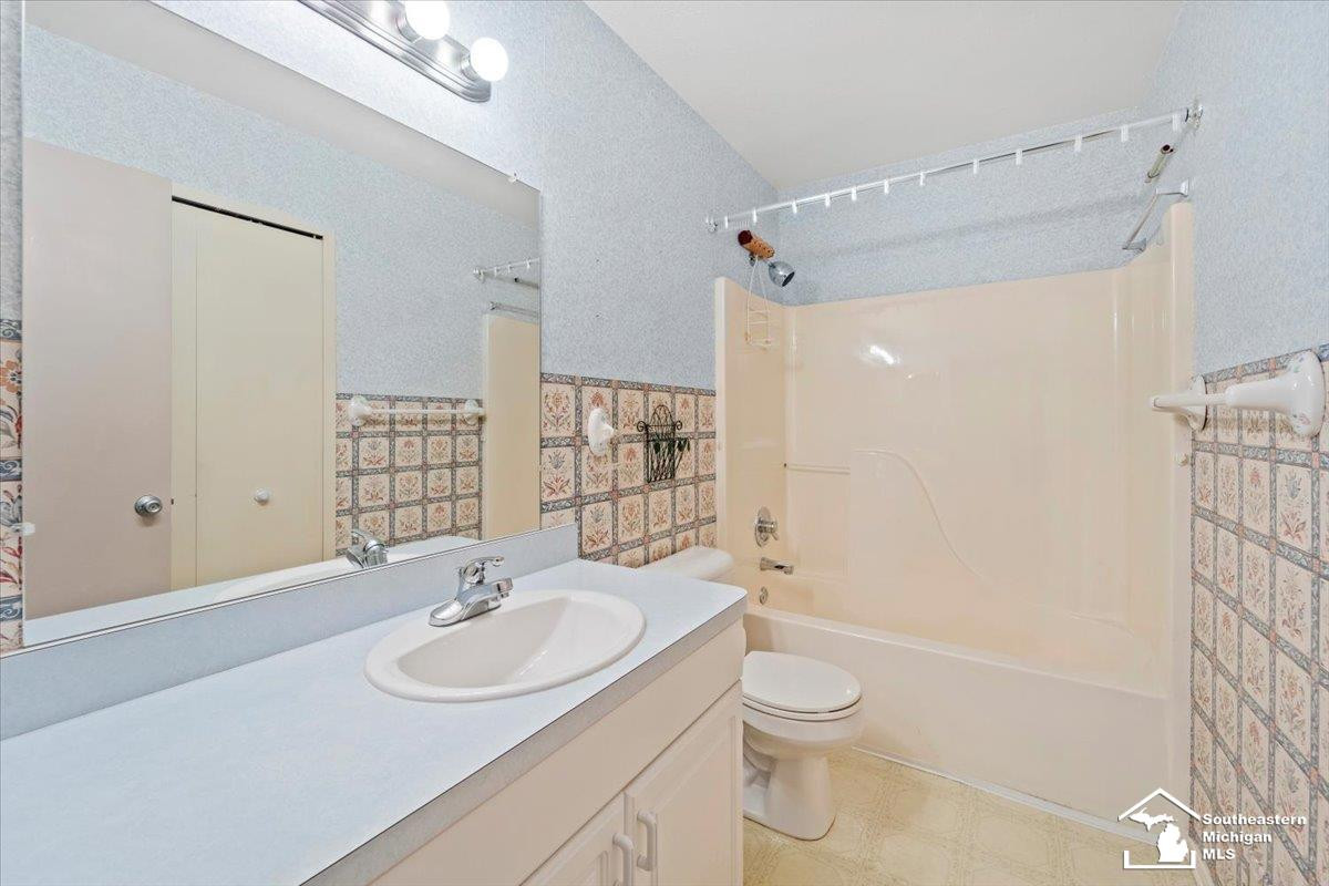 6461 Deerhurst Drive, Westland, MI — Photo 15