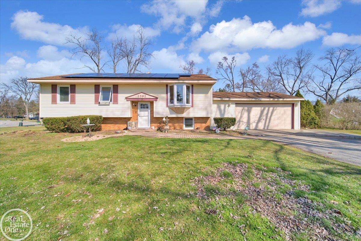 2592 Palomas, Wolverine Lake, MI 48390 — front exterior