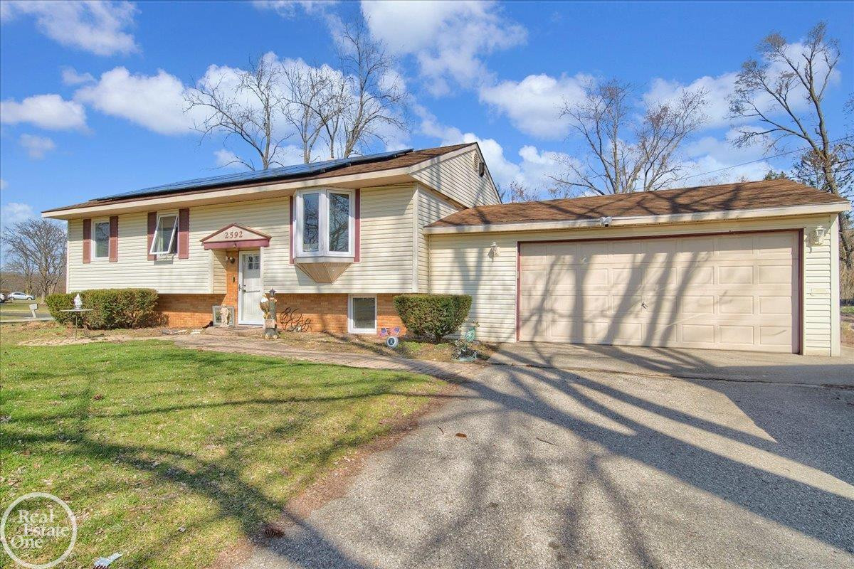 2592 Palomas, Wolverine Lake, MI 48390 — Photo 2