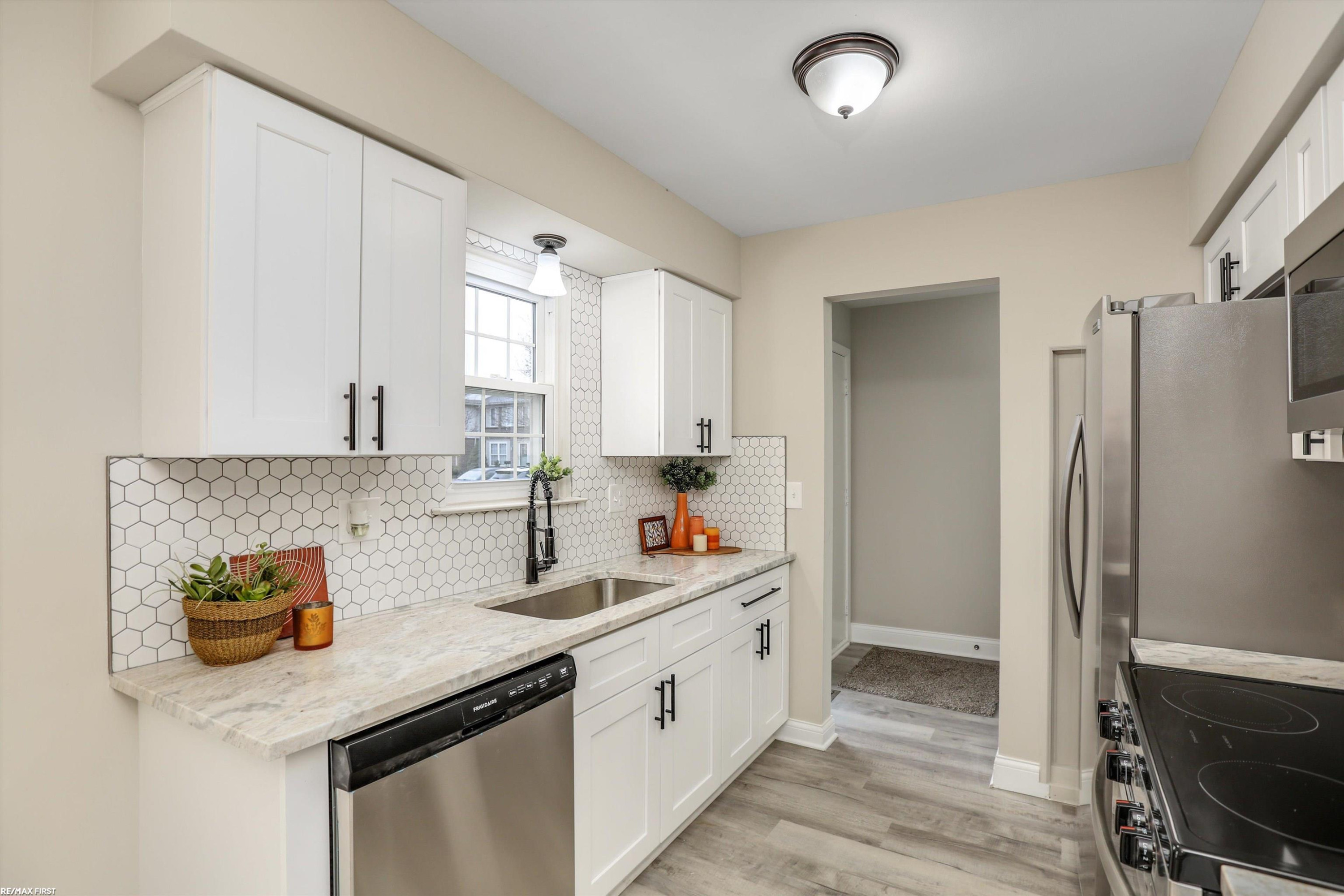 24524 Bashian, Novi, MI 48375 — Photo 12