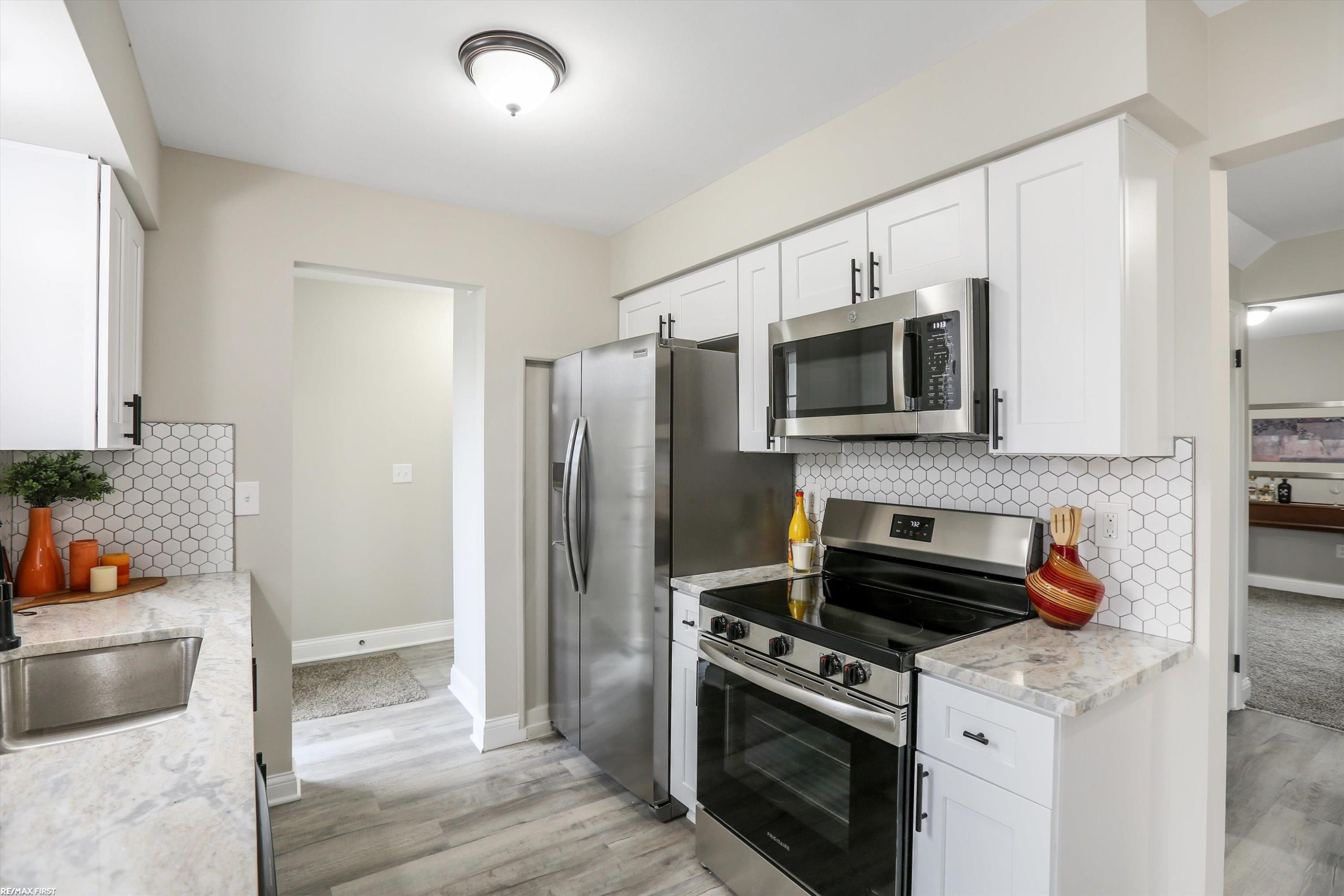 24524 Bashian, Novi, MI 48375 — Photo 13