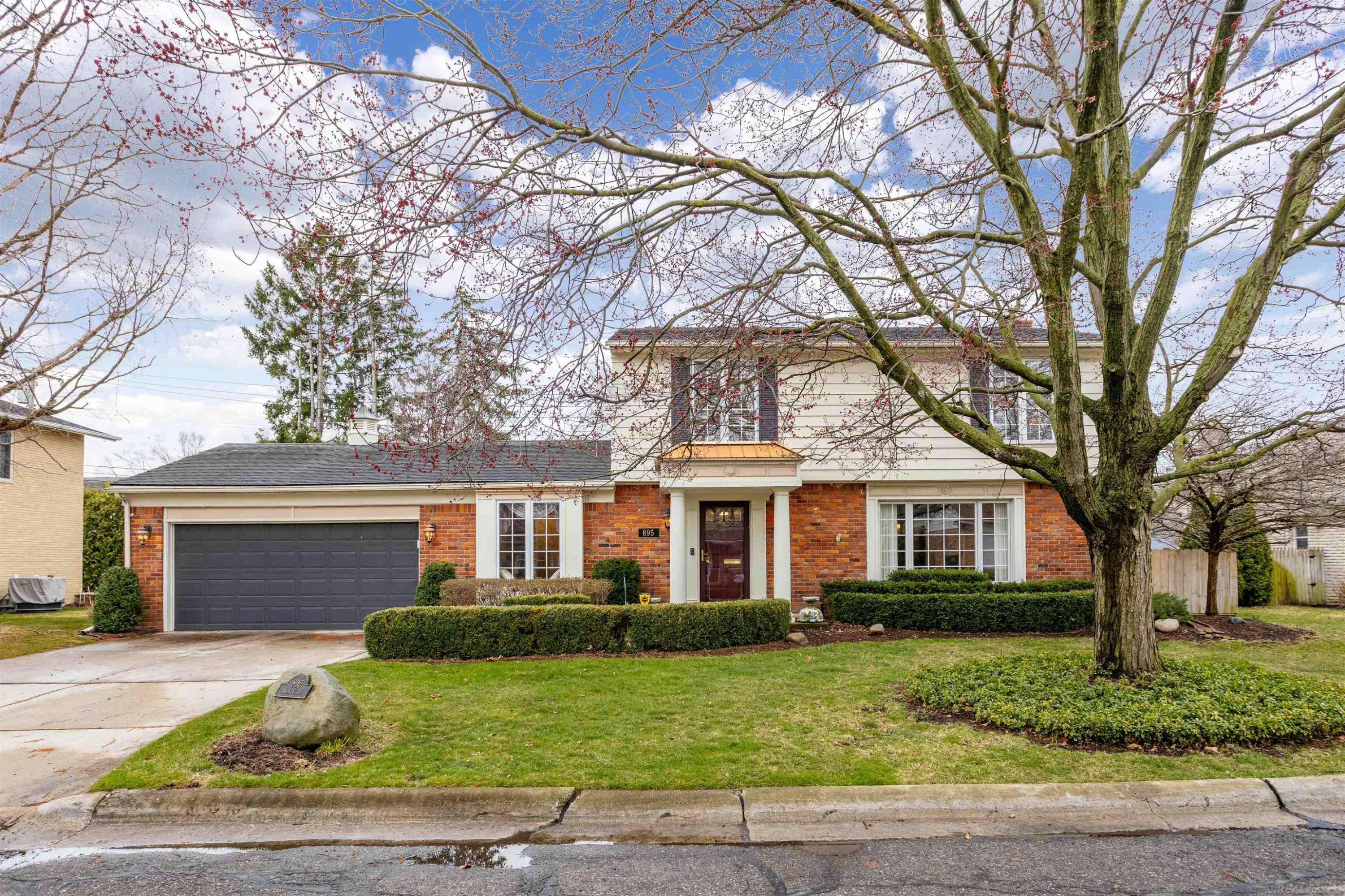 895 Avon Ct. Court, Grosse Pointe Woods, MI 48236 — front exterior