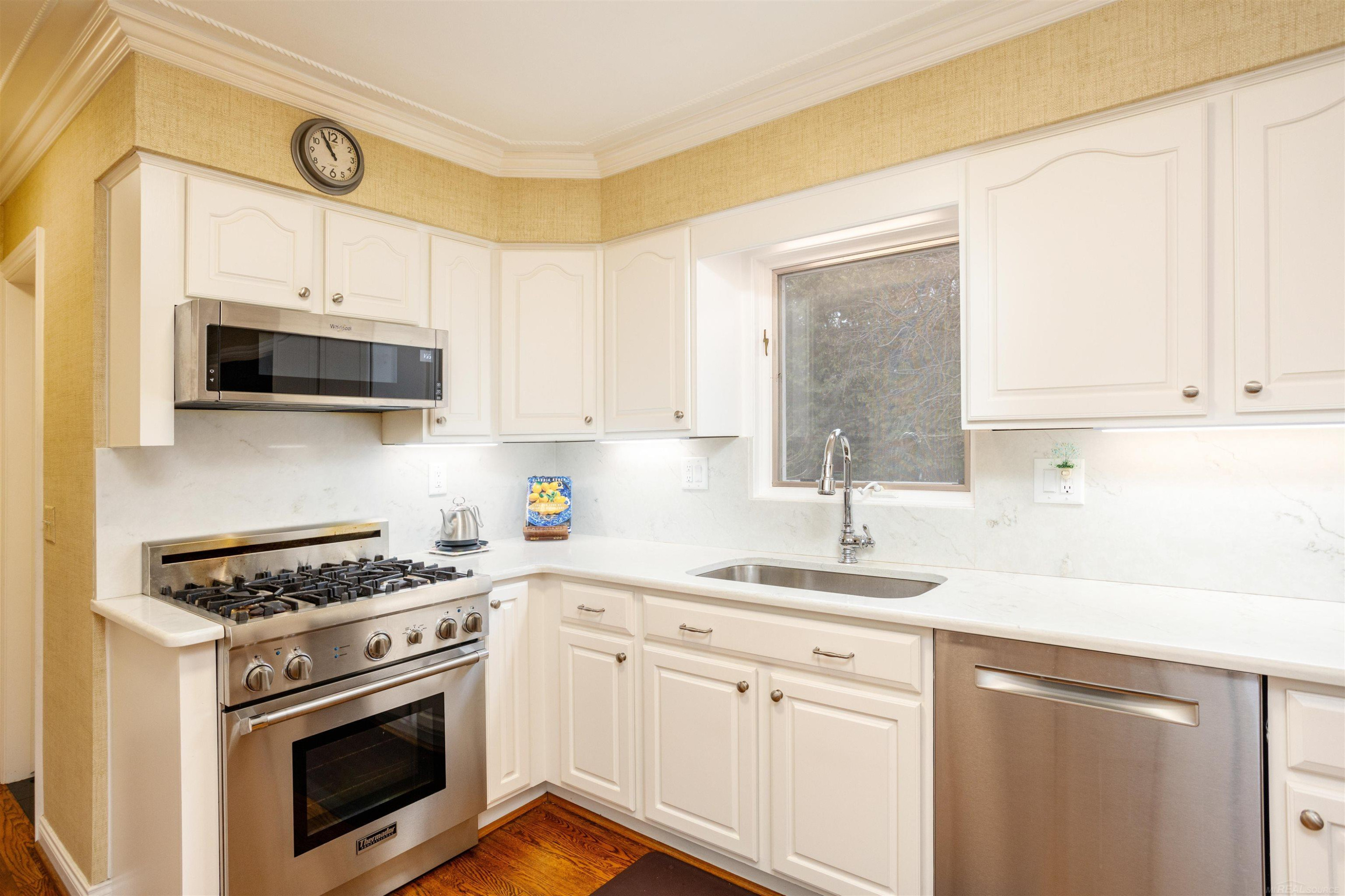895 Avon Ct. Court, Grosse Pointe Woods, MI 48236 — Photo 16