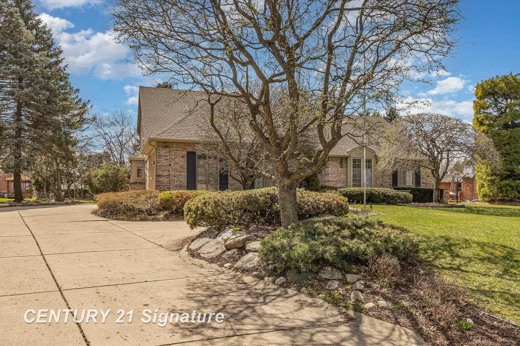 41273 Beacon, Novi, MI 48375 — Photo 2