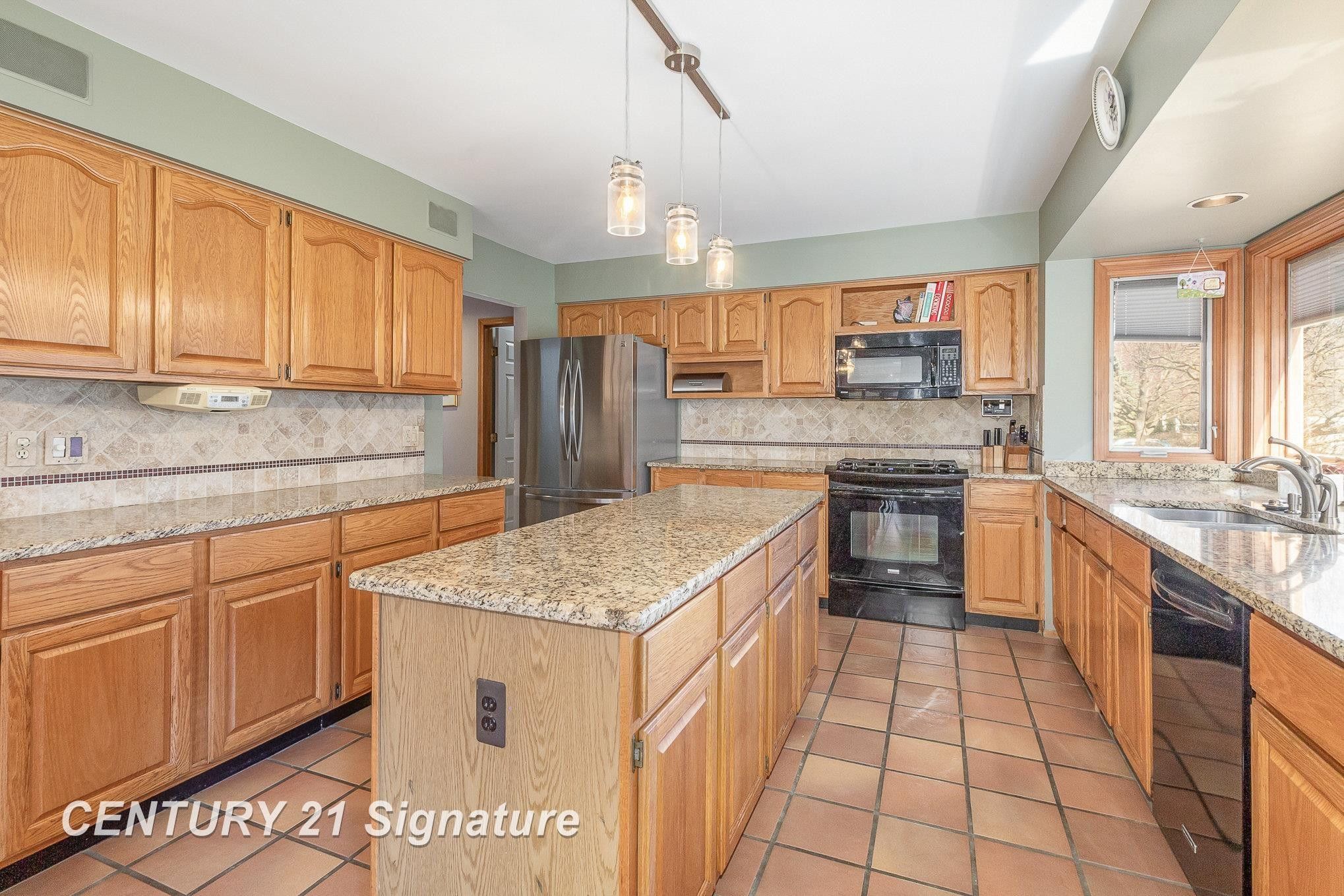 41273 Beacon, Novi, MI 48375 — Photo 14