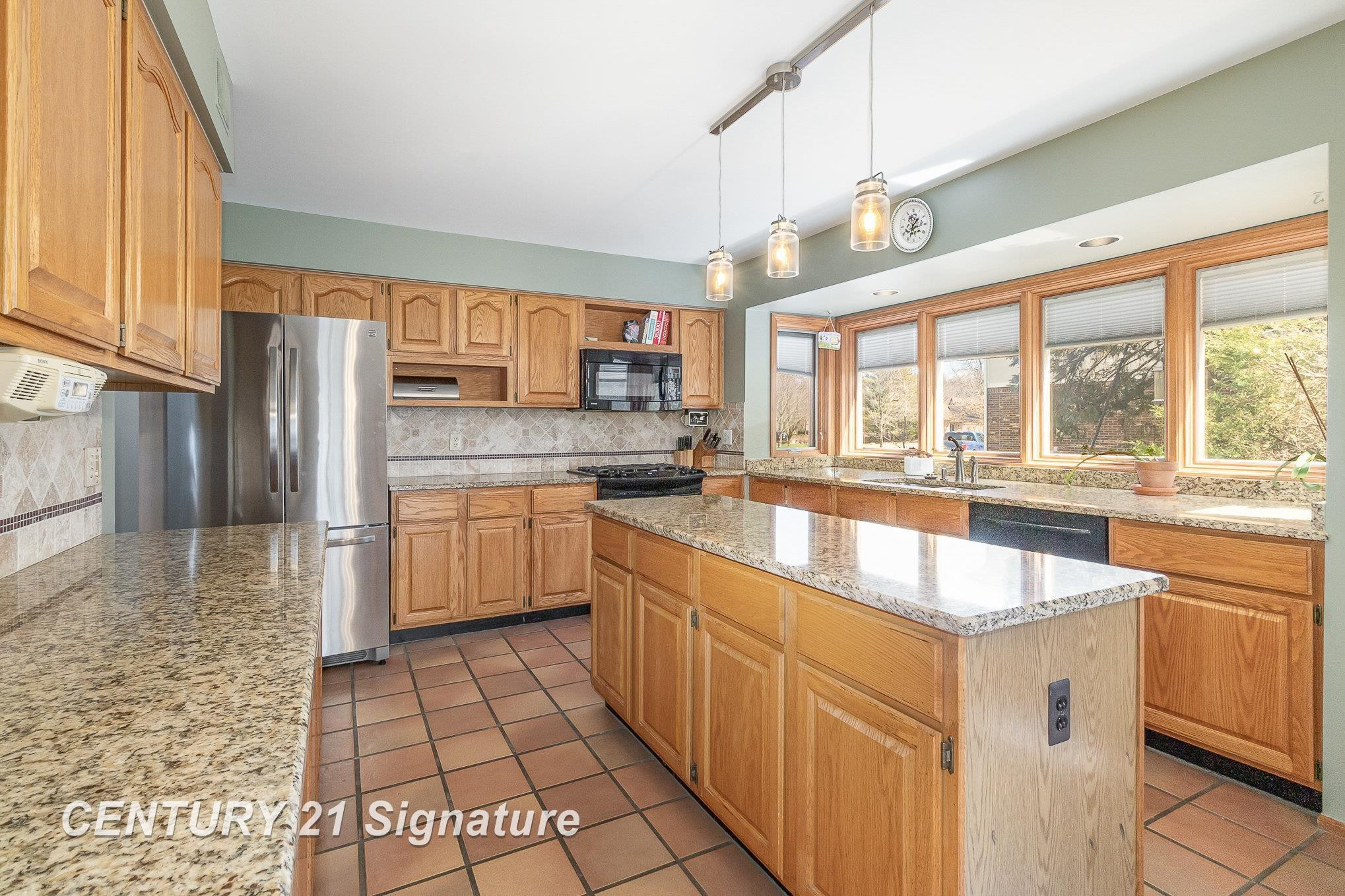 41273 Beacon, Novi, MI 48375 — Photo 17
