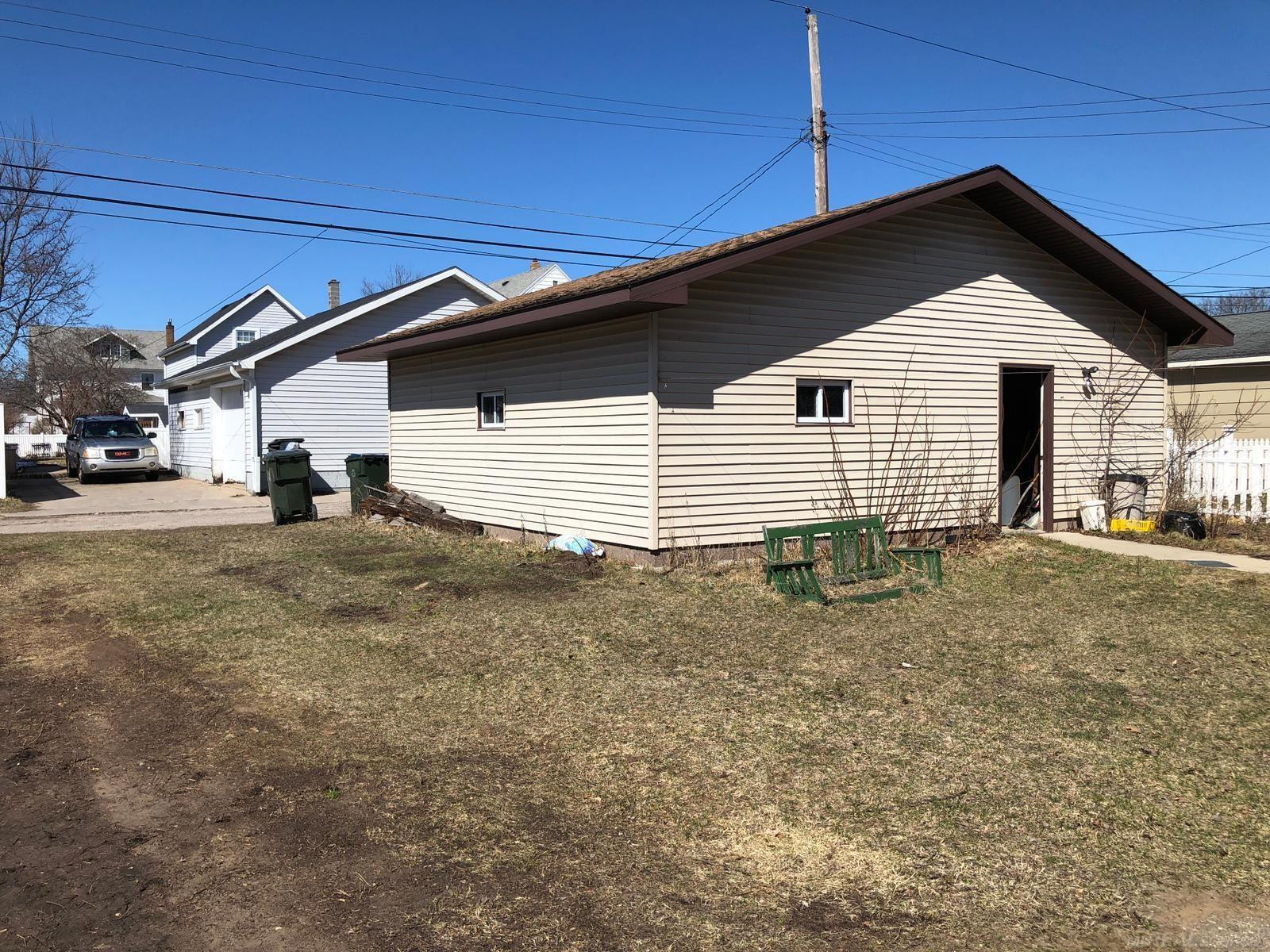 424 S 14th Street, Escanaba, MI 49829 — front exterior