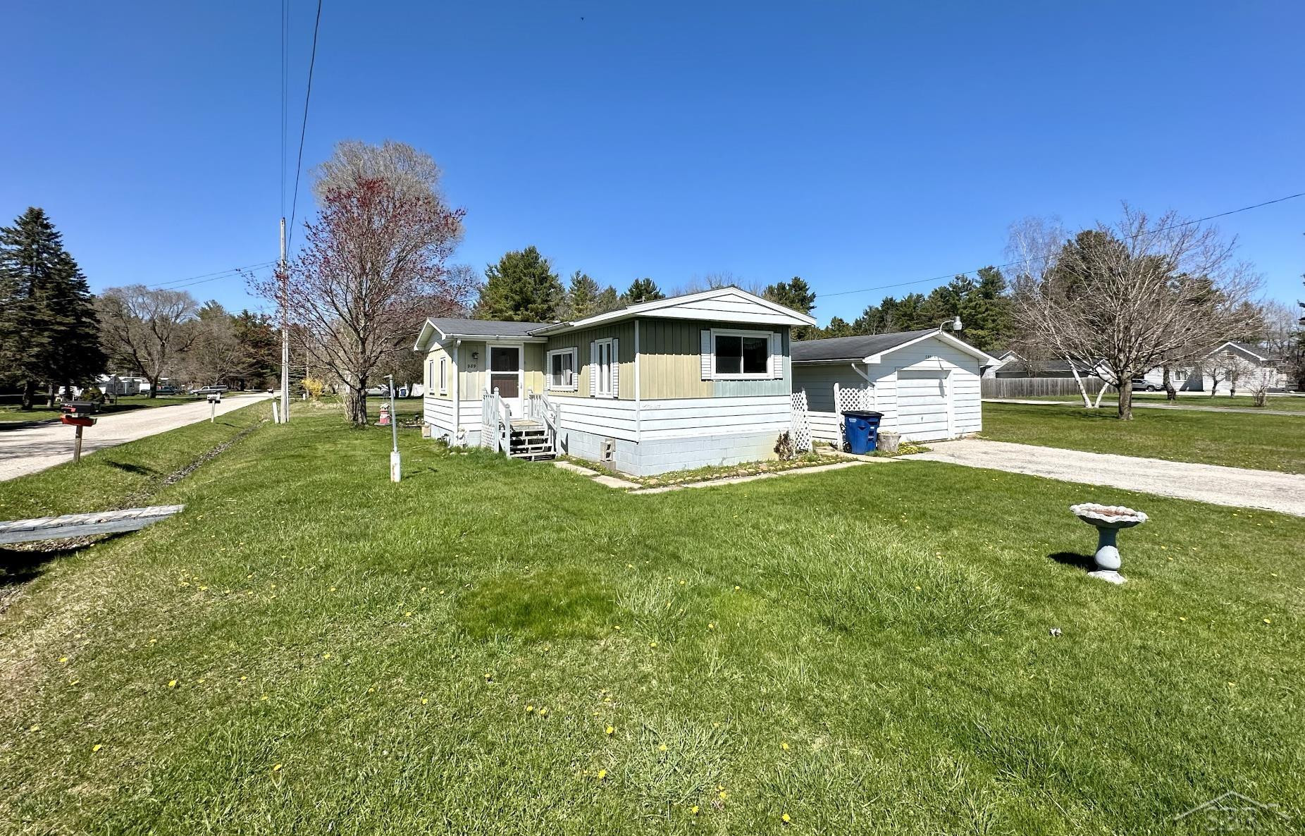 989 E Parkway Drive, Tawas City, MI 48763