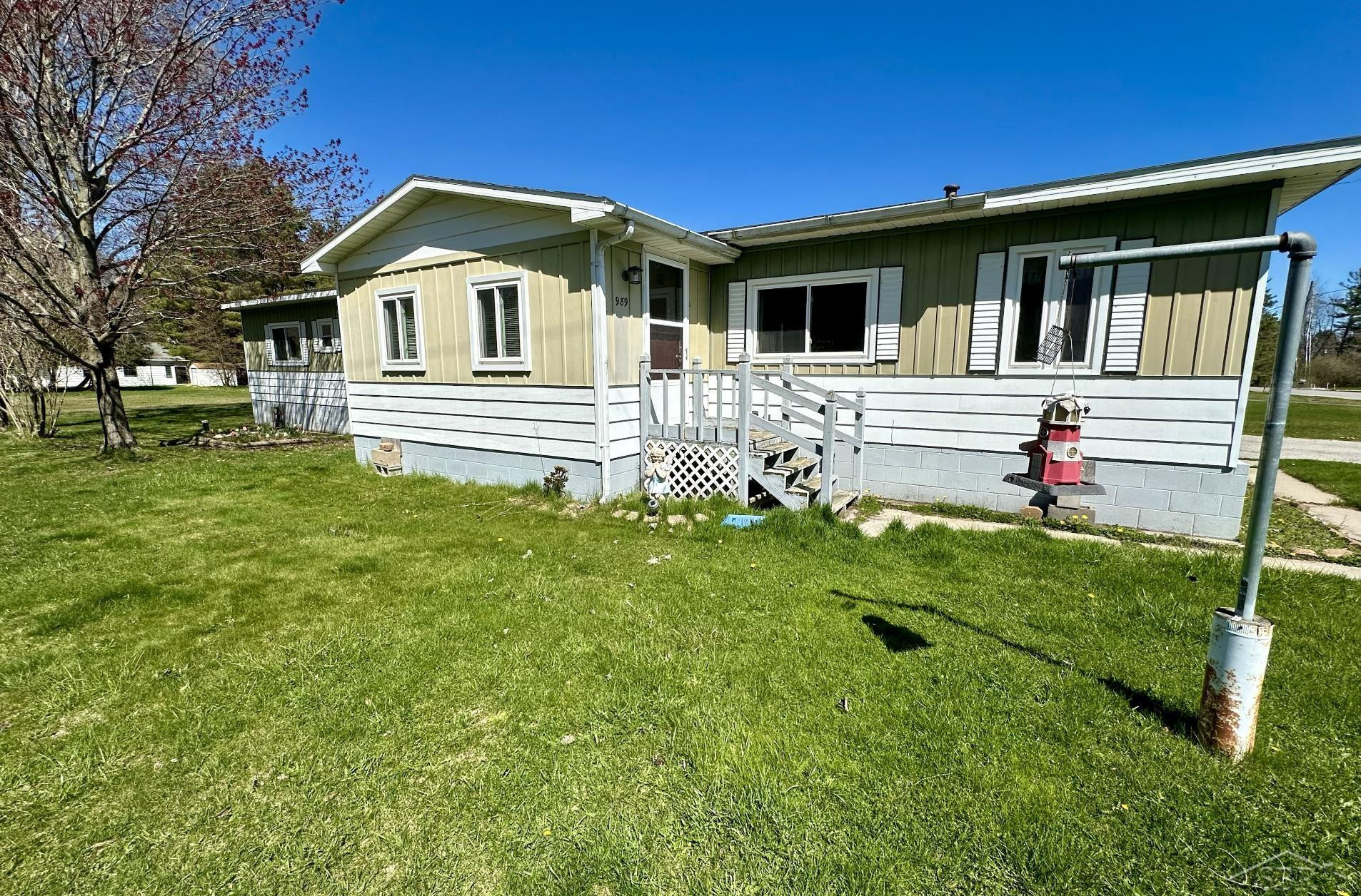 989 E Parkway Drive, Tawas City, MI 48763 — Photo 2