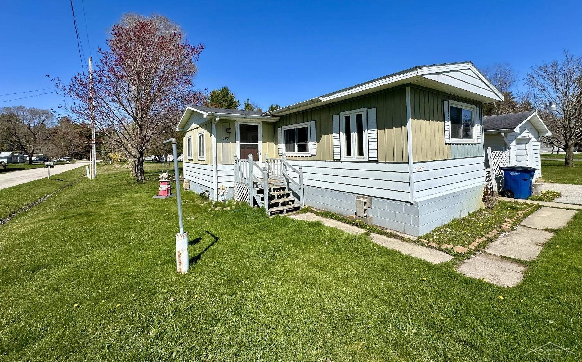 989 E Parkway Drive, Tawas City, MI 48763 — Photo 3