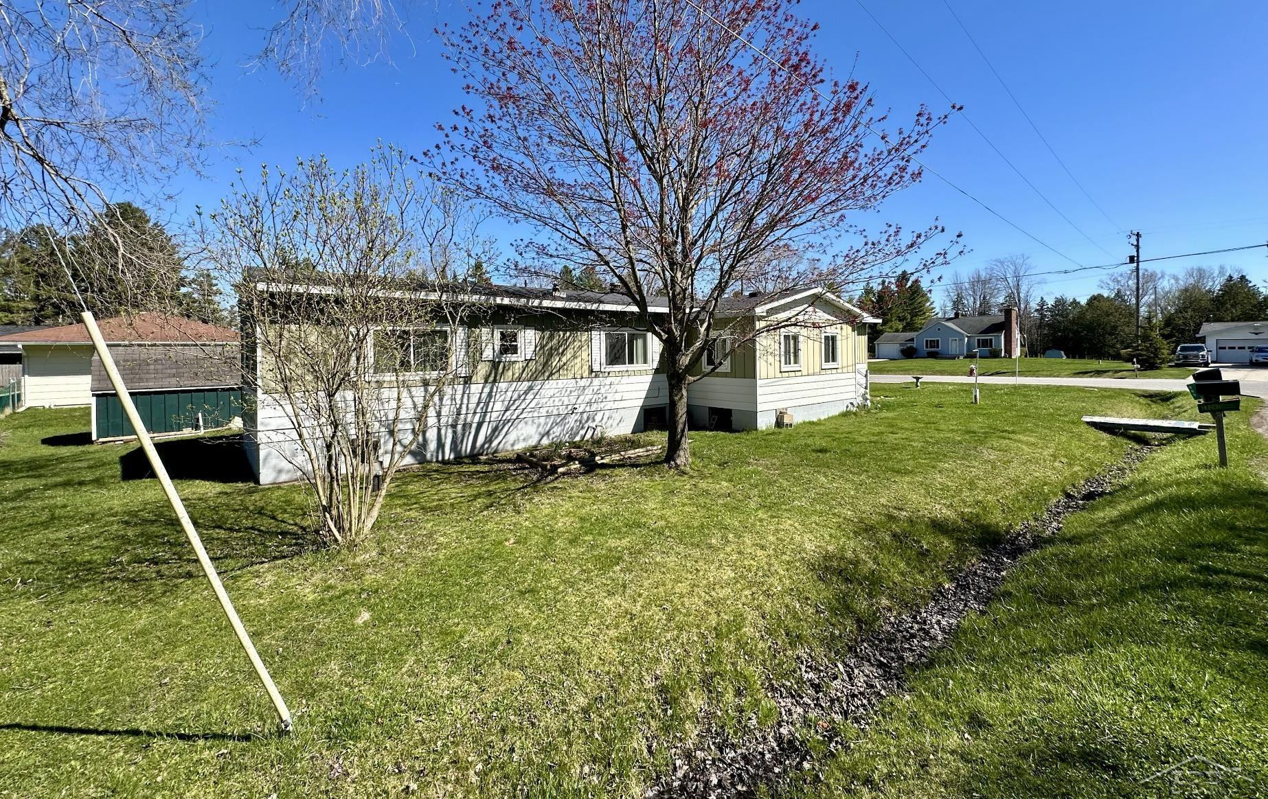 989 E Parkway Drive, Tawas City, MI 48763 — Photo 4