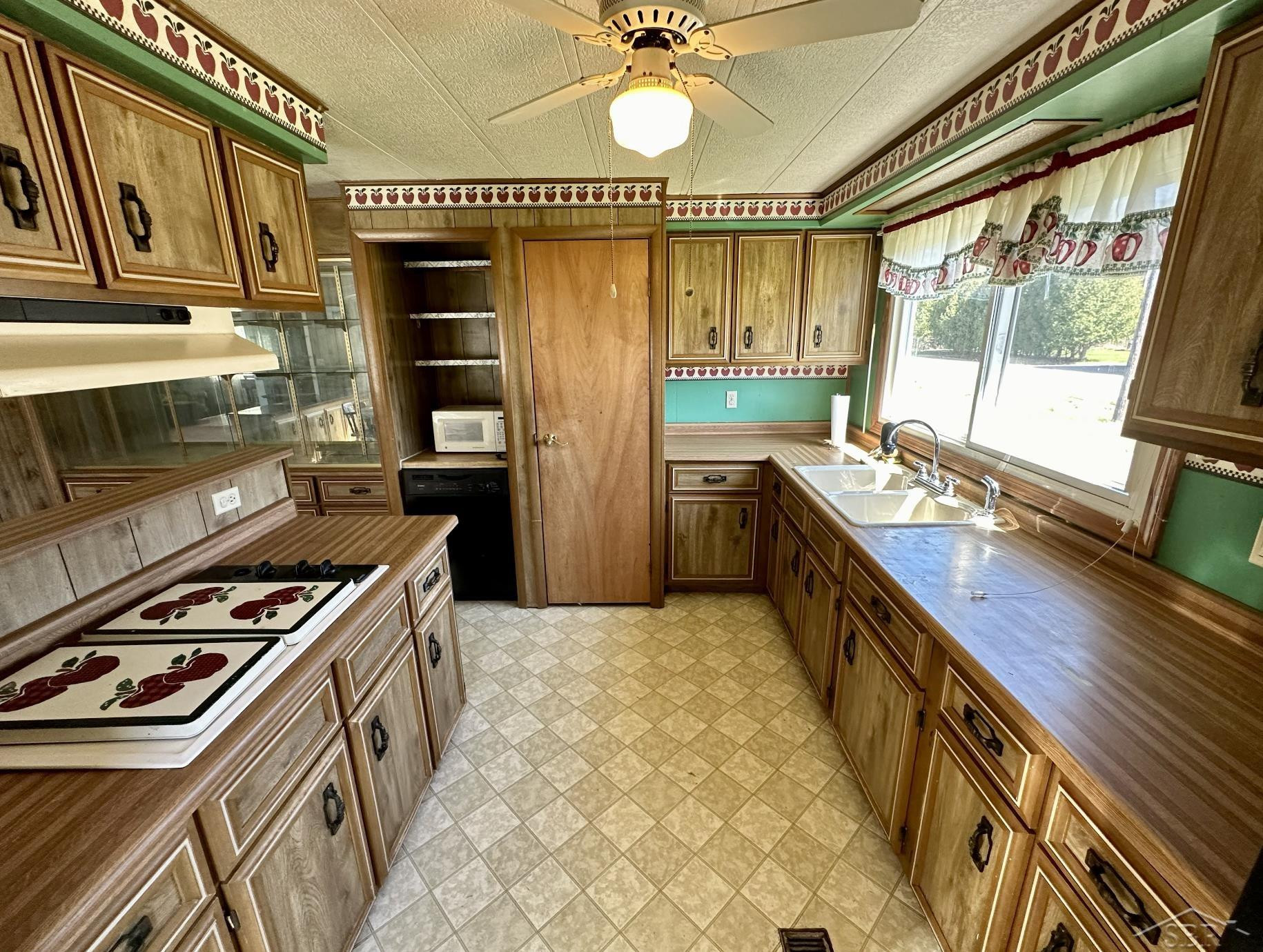 989 E Parkway Drive, Tawas City, MI 48763 — Photo 8