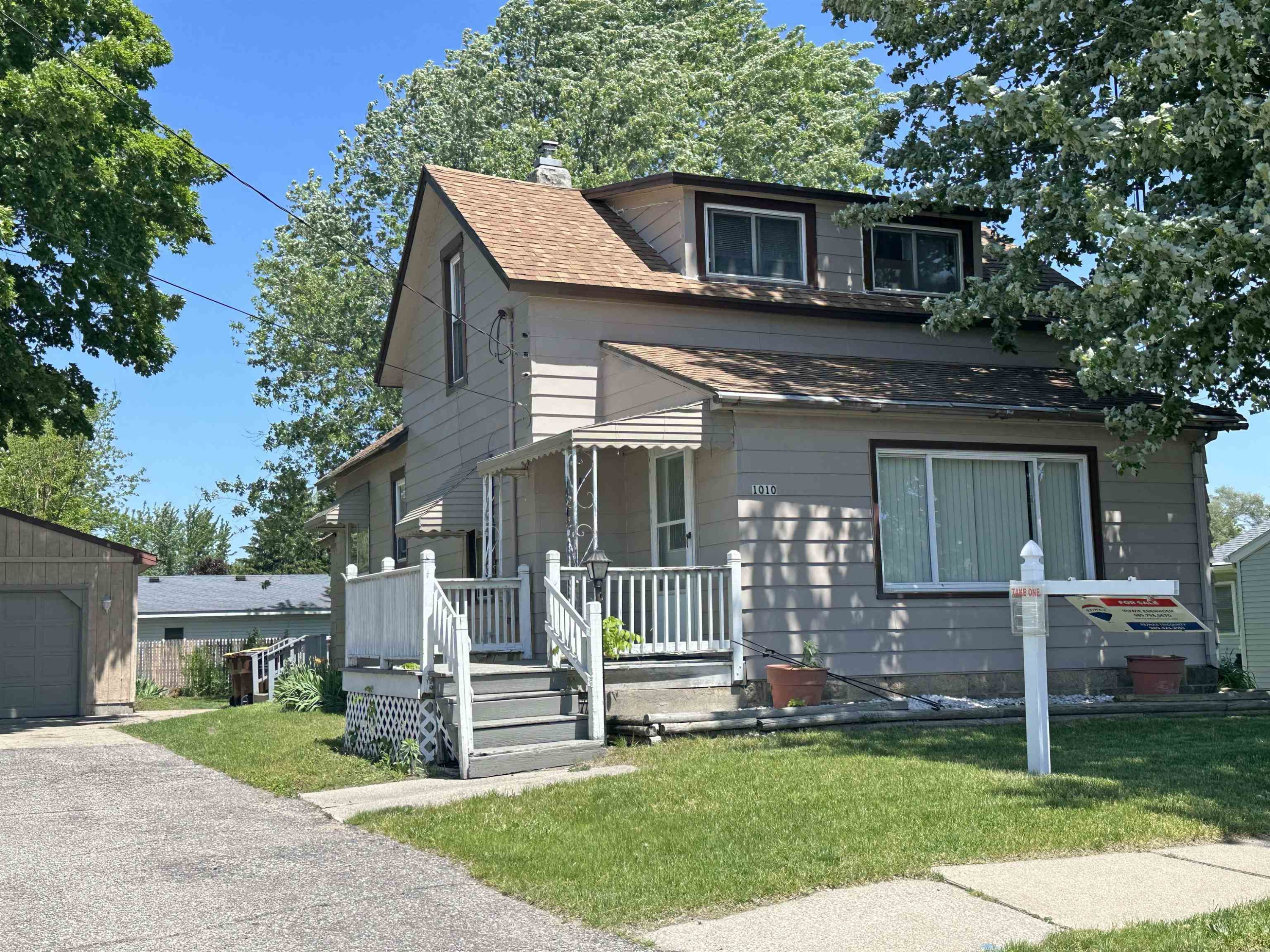 1010 W Broad, Chesaning, MI 48616 — front exterior