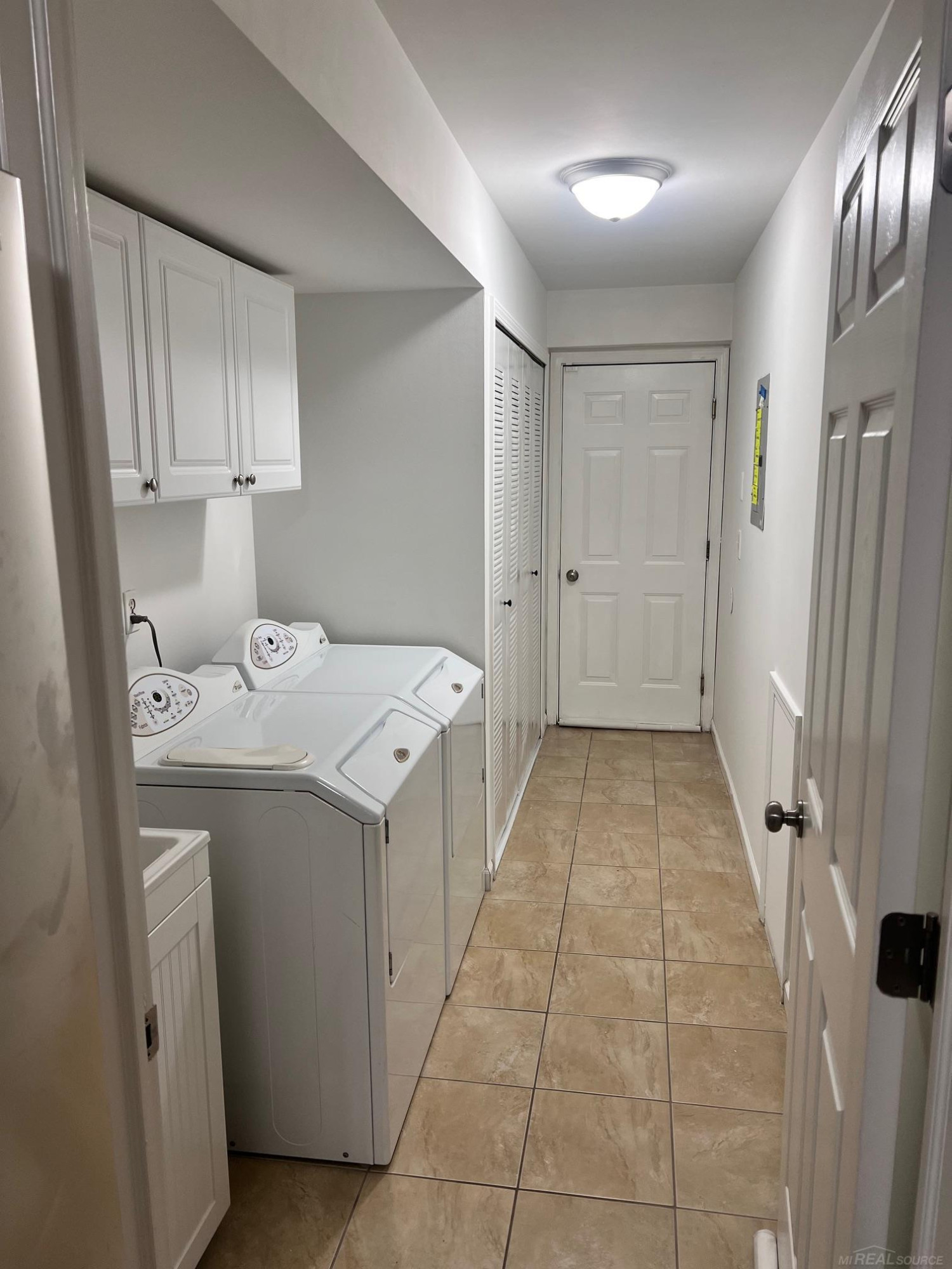 5852 Pine Aires Drive, Sterling Heights, MI 48314 — Photo 15