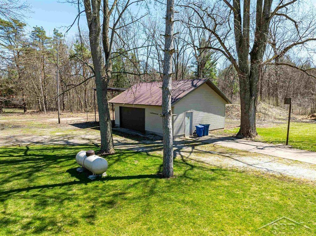585 W Chippewa River, Midland, MI 48640 — Photo 38
