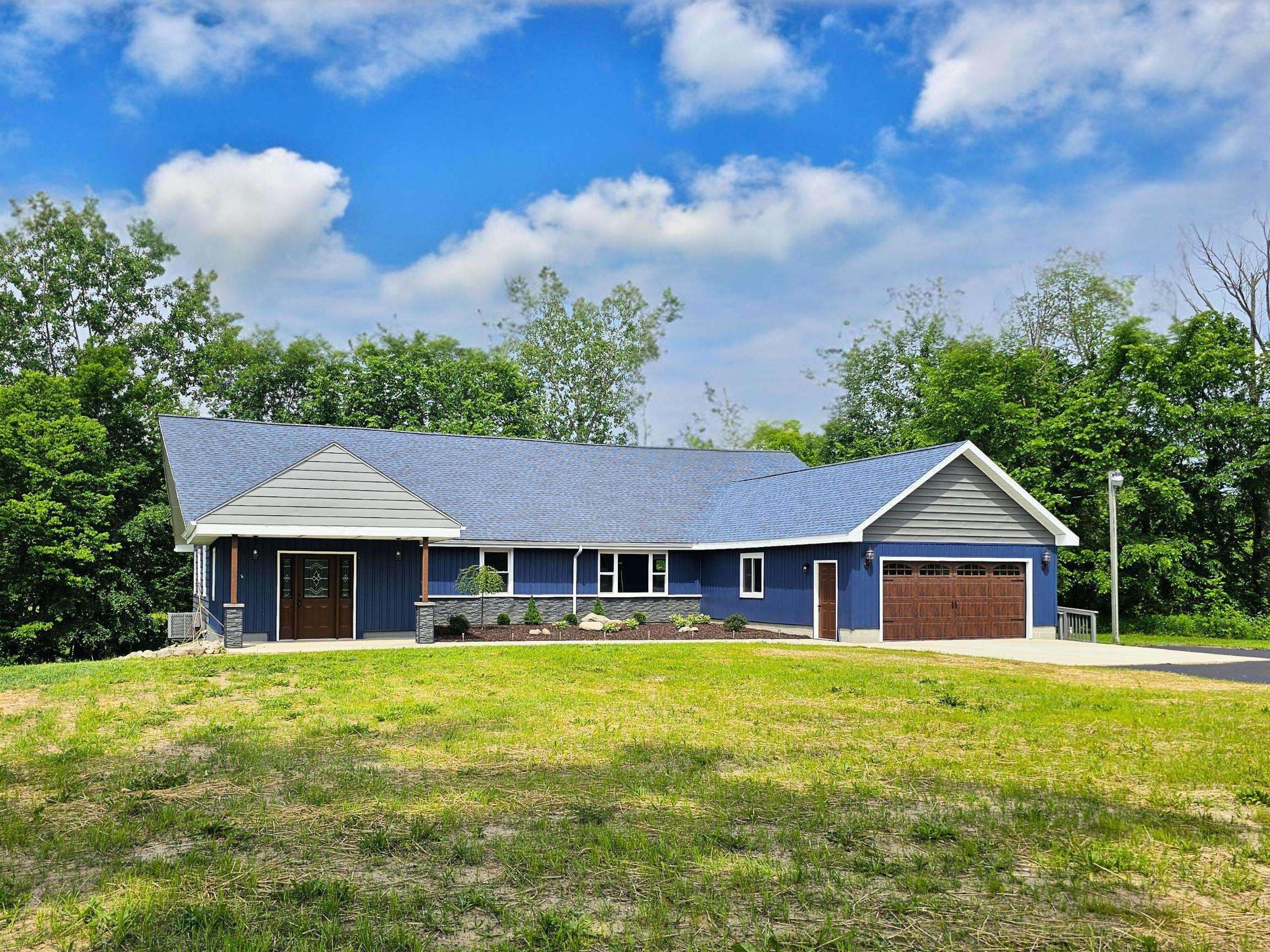 2012 Chesaning, Montrose, MI 48457 — Photo 2