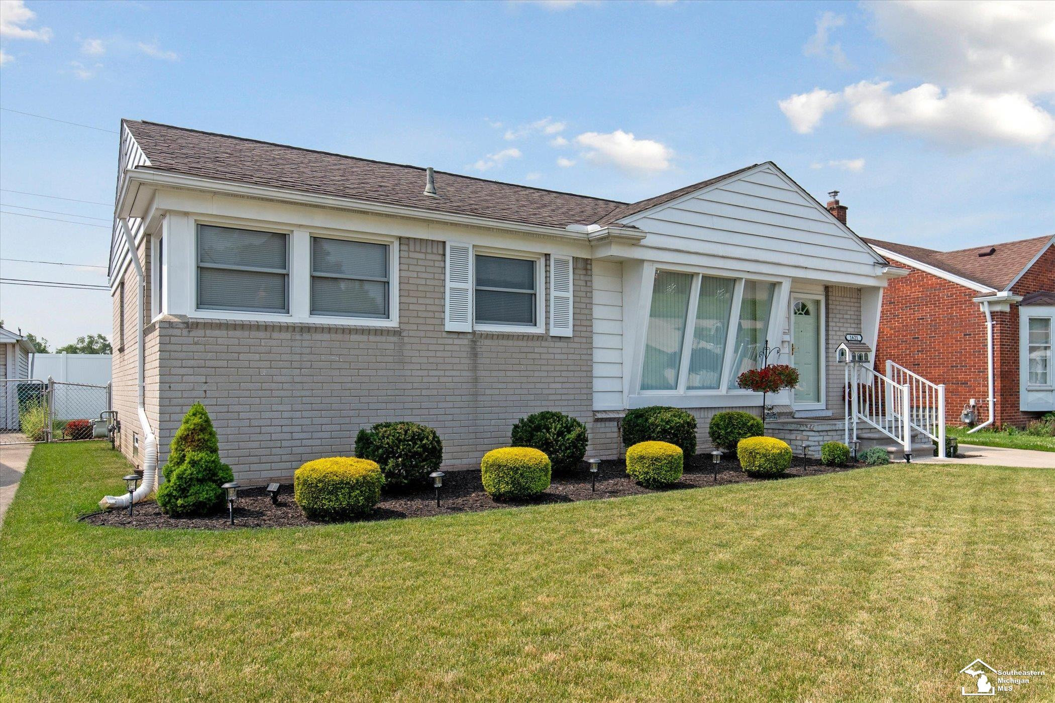 1621 EMMONS Avenue, Lincoln Park, MI 48146 — Photo 2