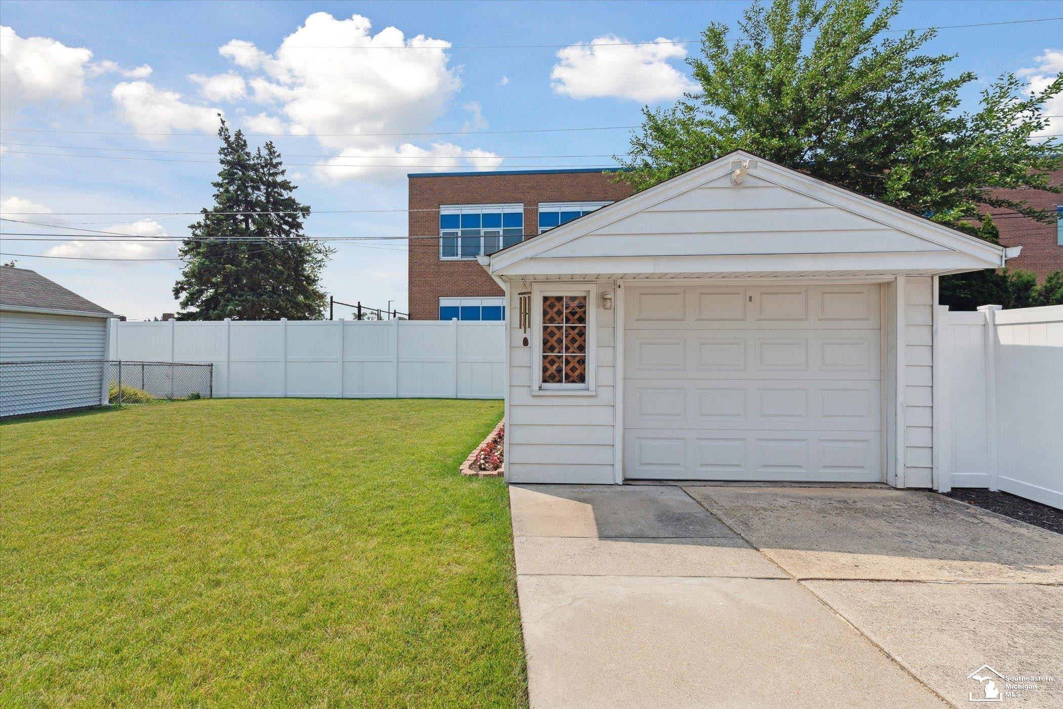 1621 EMMONS Avenue, Lincoln Park, MI 48146 — Photo 33