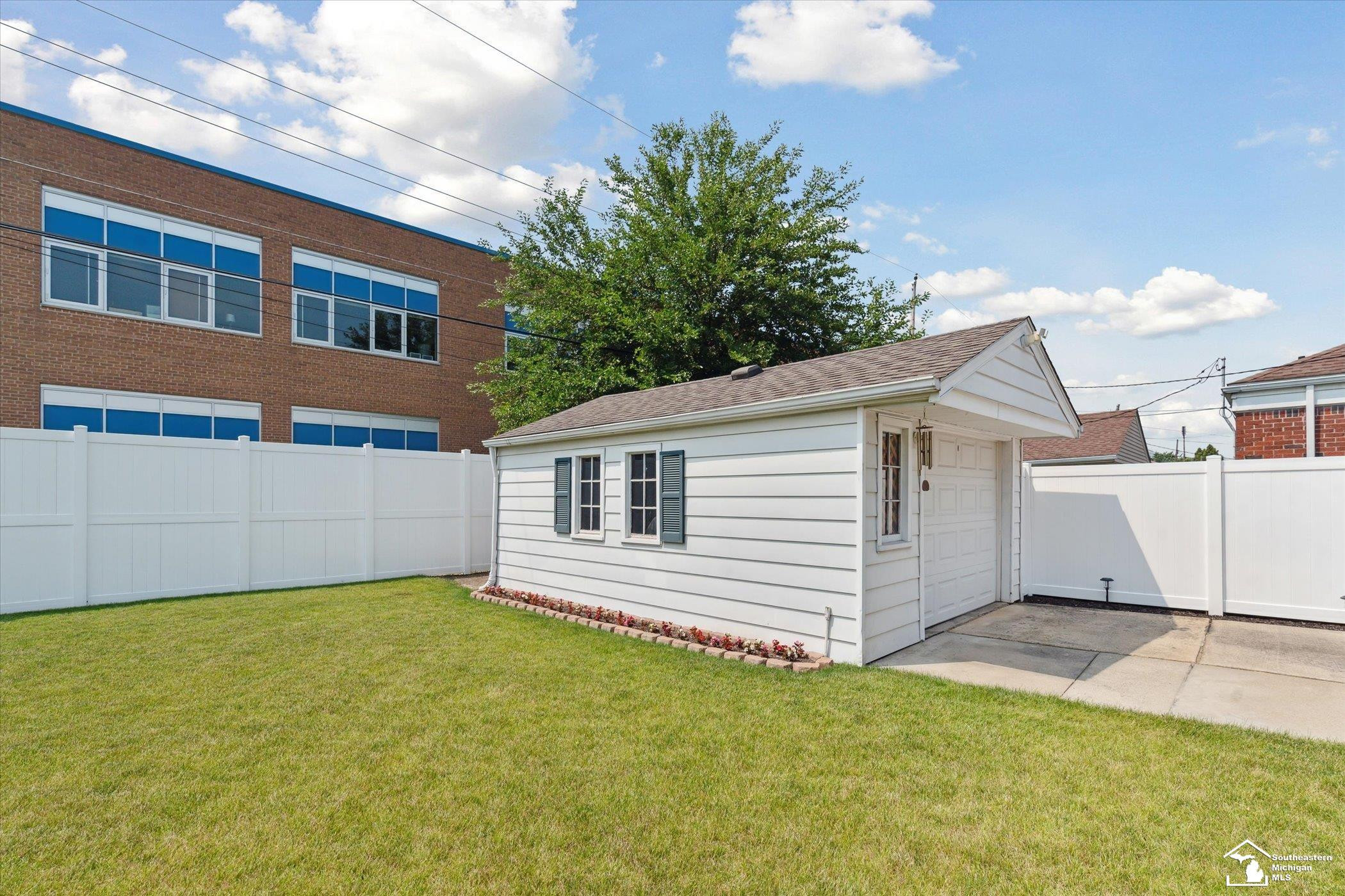 1621 EMMONS Avenue, Lincoln Park, MI 48146 — Photo 34