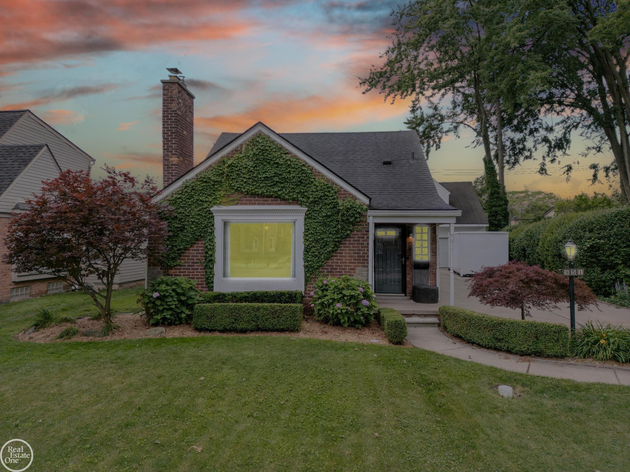 951 HAMPTON Street, Grosse Pointe Woods, MI 48236 — Photo 2