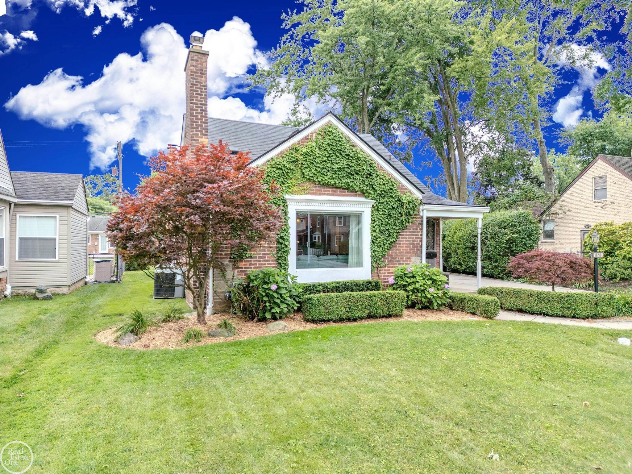 951 HAMPTON Street, Grosse Pointe Woods, MI 48236 — Photo 4