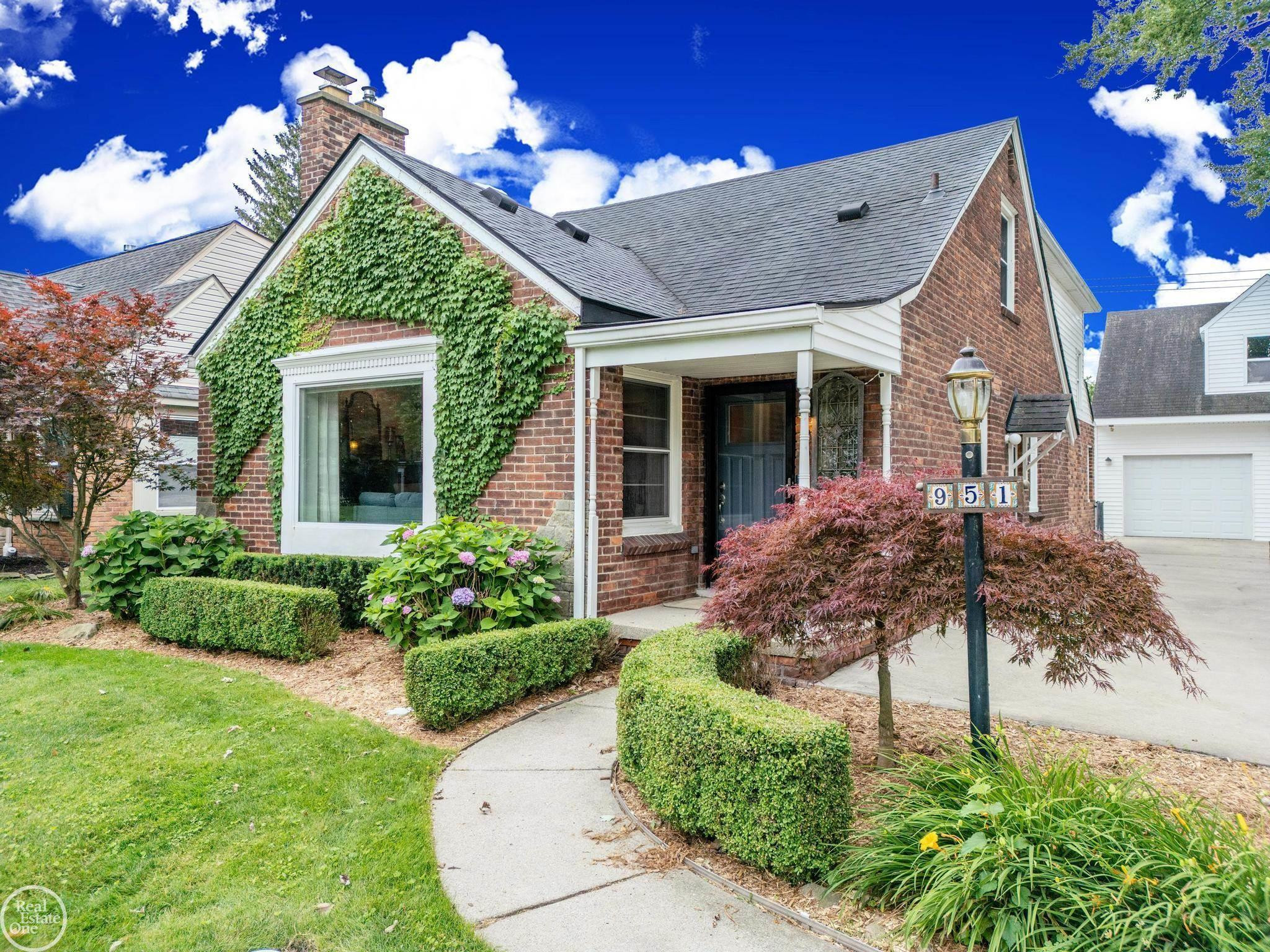 951 HAMPTON Street, Grosse Pointe Woods, MI 48236 — Photo 5