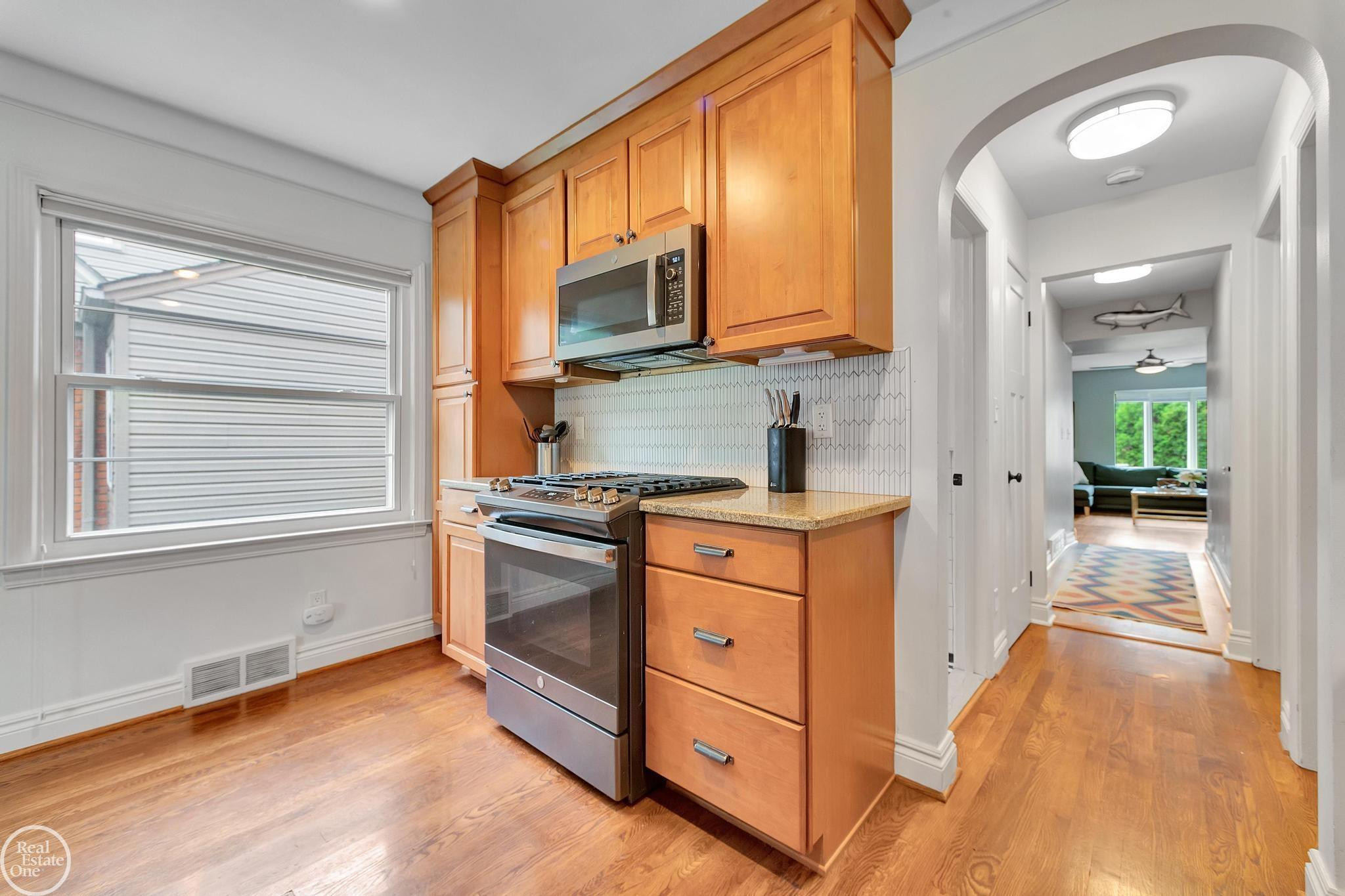 951 HAMPTON Street, Grosse Pointe Woods, MI 48236 — Photo 15