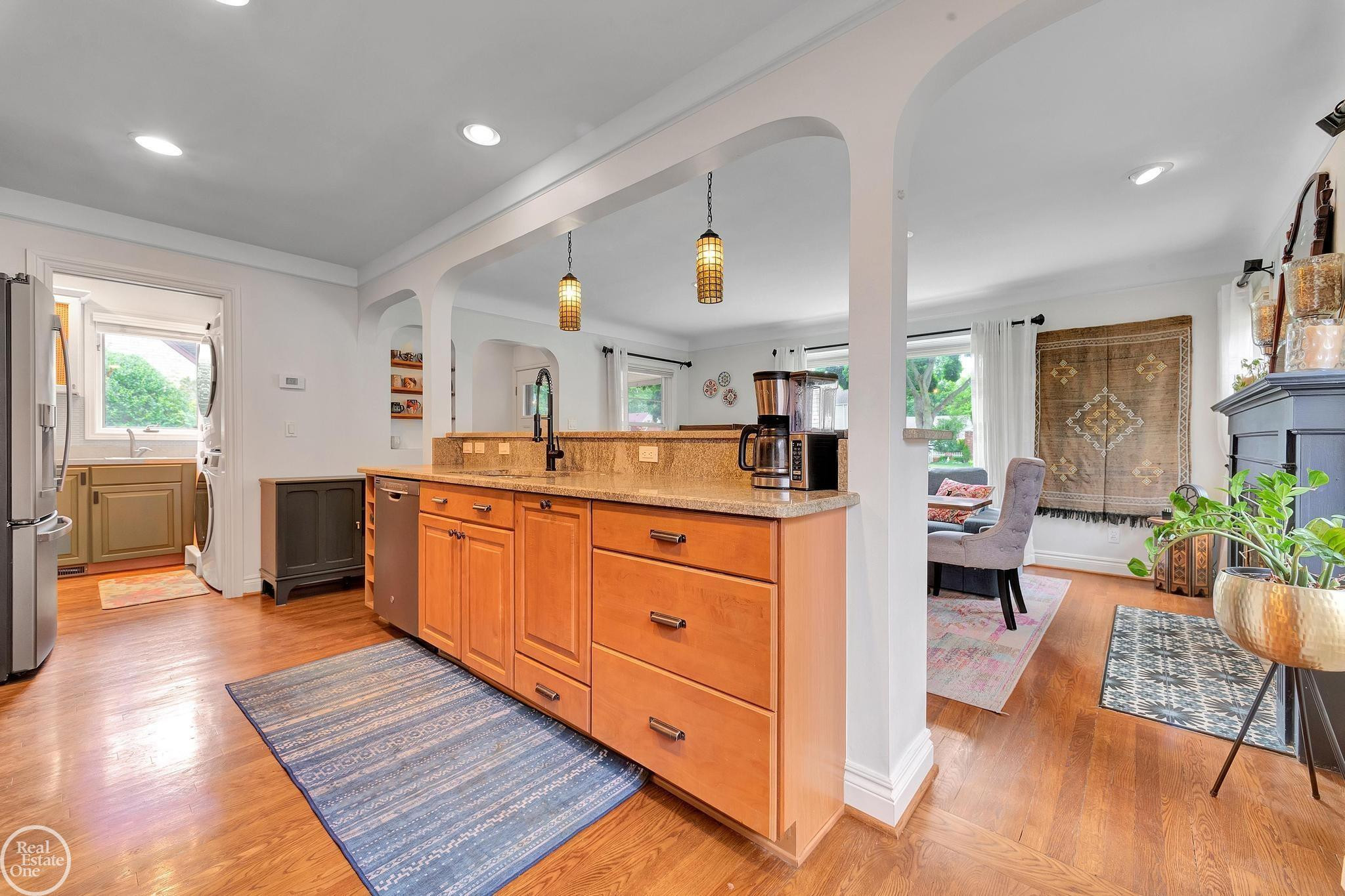 951 HAMPTON Street, Grosse Pointe Woods, MI 48236 — Photo 17