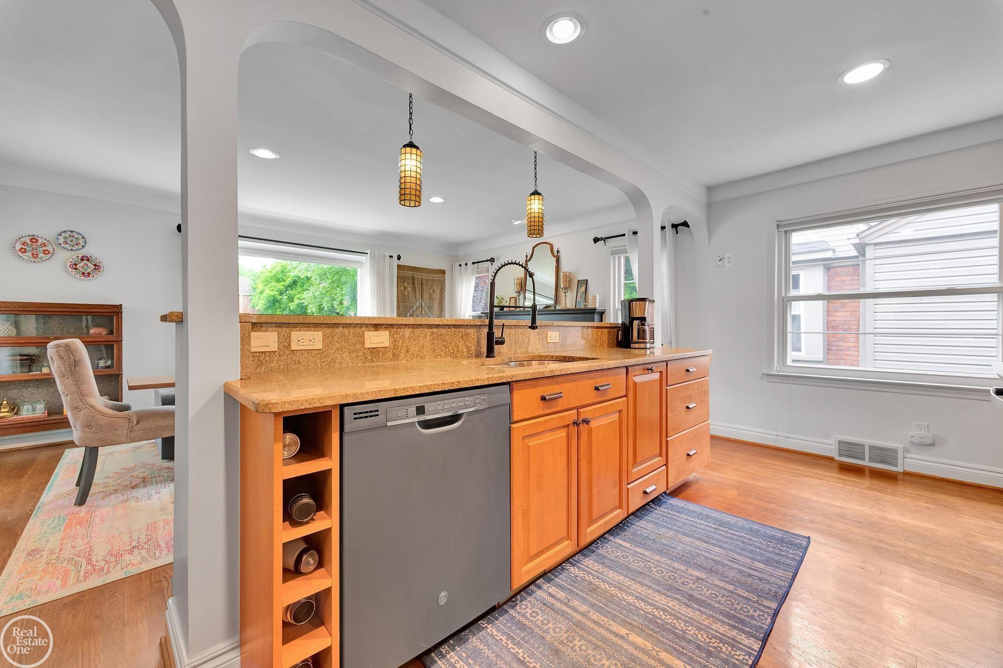 951 HAMPTON Street, Grosse Pointe Woods, MI 48236 — Photo 18